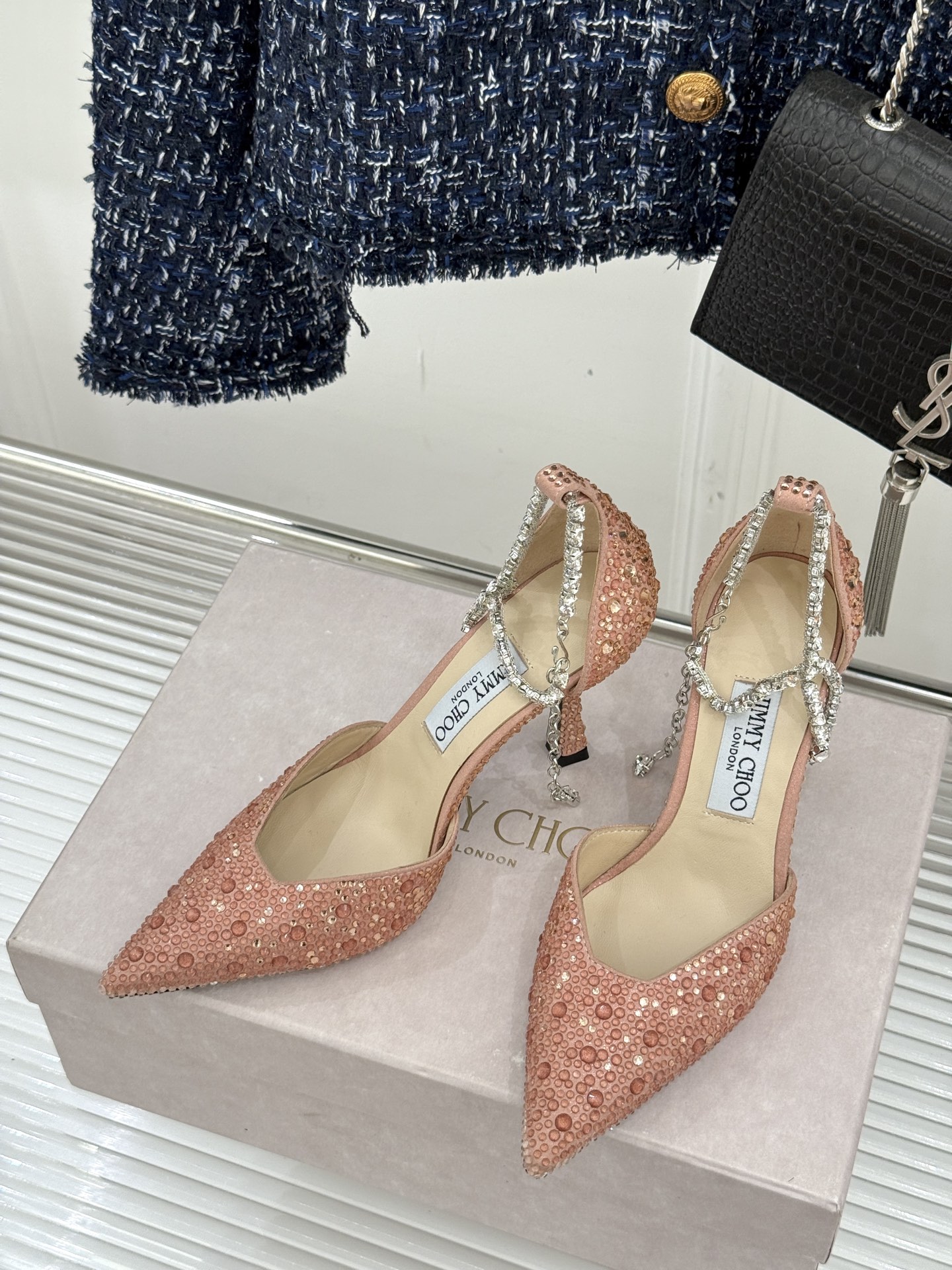 
Jimmy Choo/吉米周经典钻石链条
尖头水晶高跟凉鞋
超绝的水晶鞋 美到移不开视线
鞋型做的非常