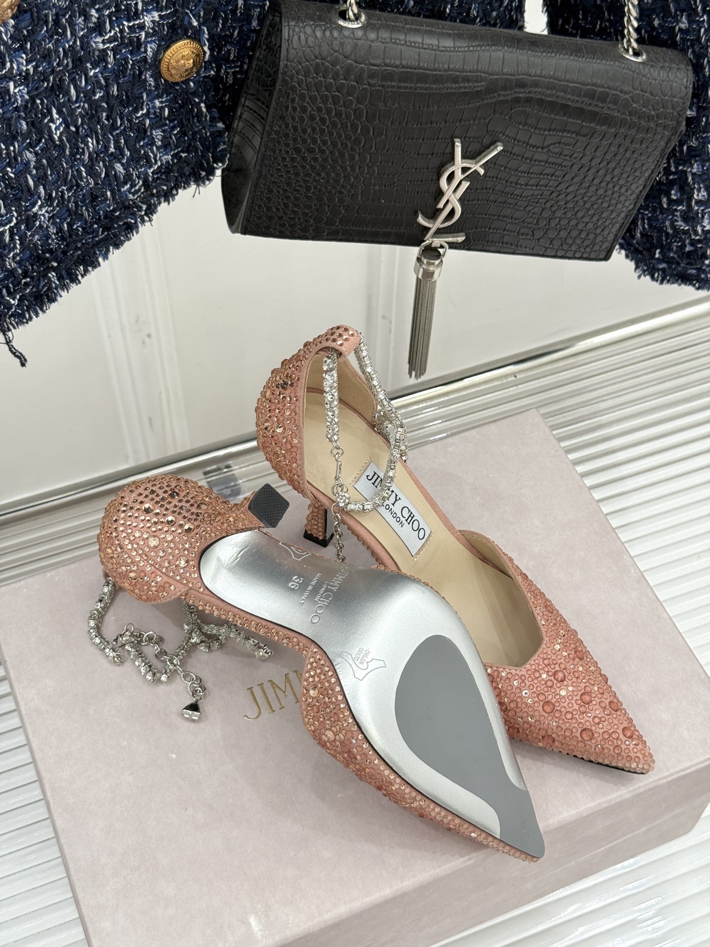 
Jimmy Choo/吉米周经典钻石链条
尖头水晶高跟凉鞋
超绝的水晶鞋 美到移不开视线
鞋型做的非常
