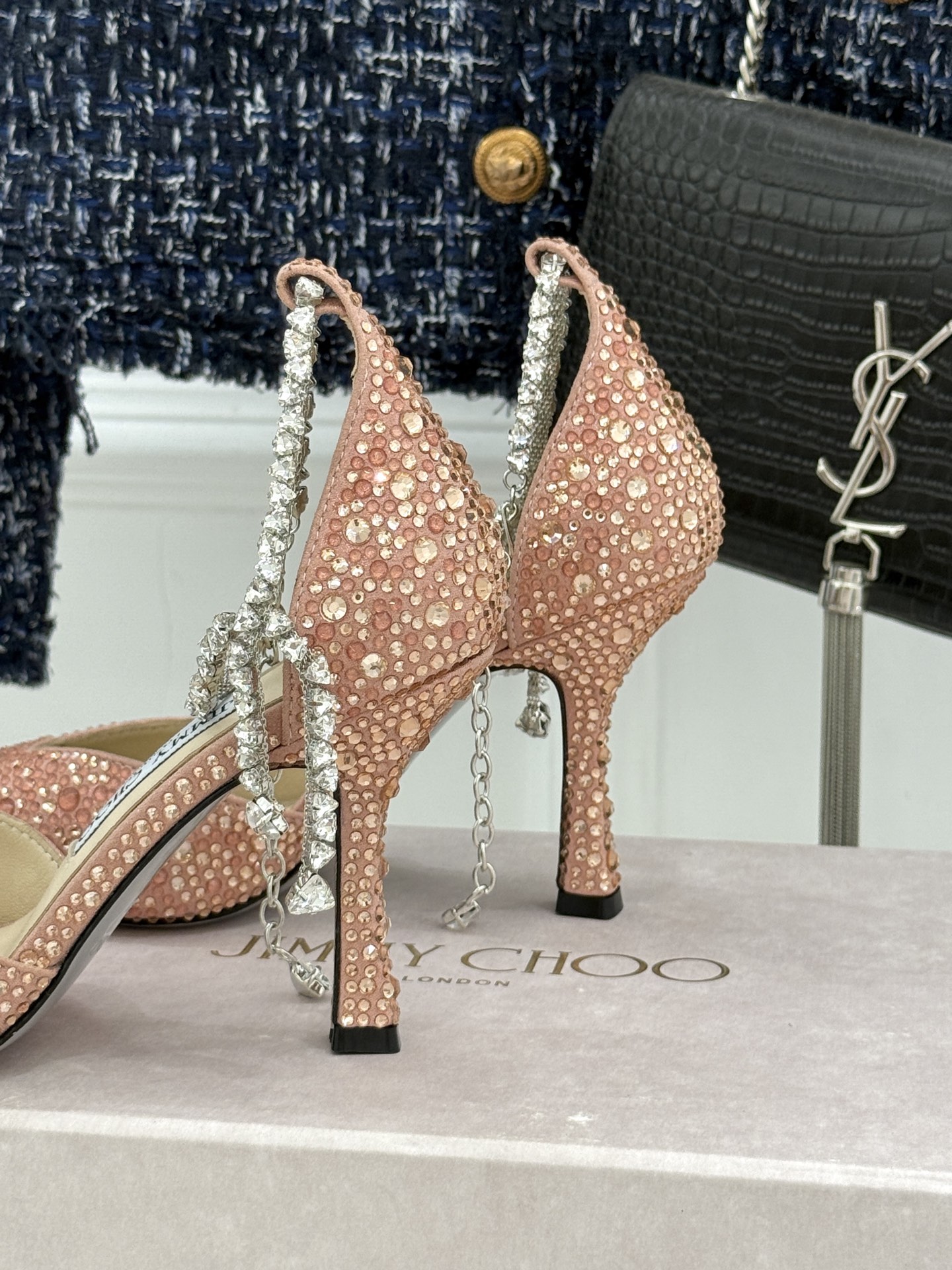 
Jimmy Choo/吉米周经典钻石链条
尖头水晶高跟凉鞋
超绝的水晶鞋 美到移不开视线
鞋型做的非常