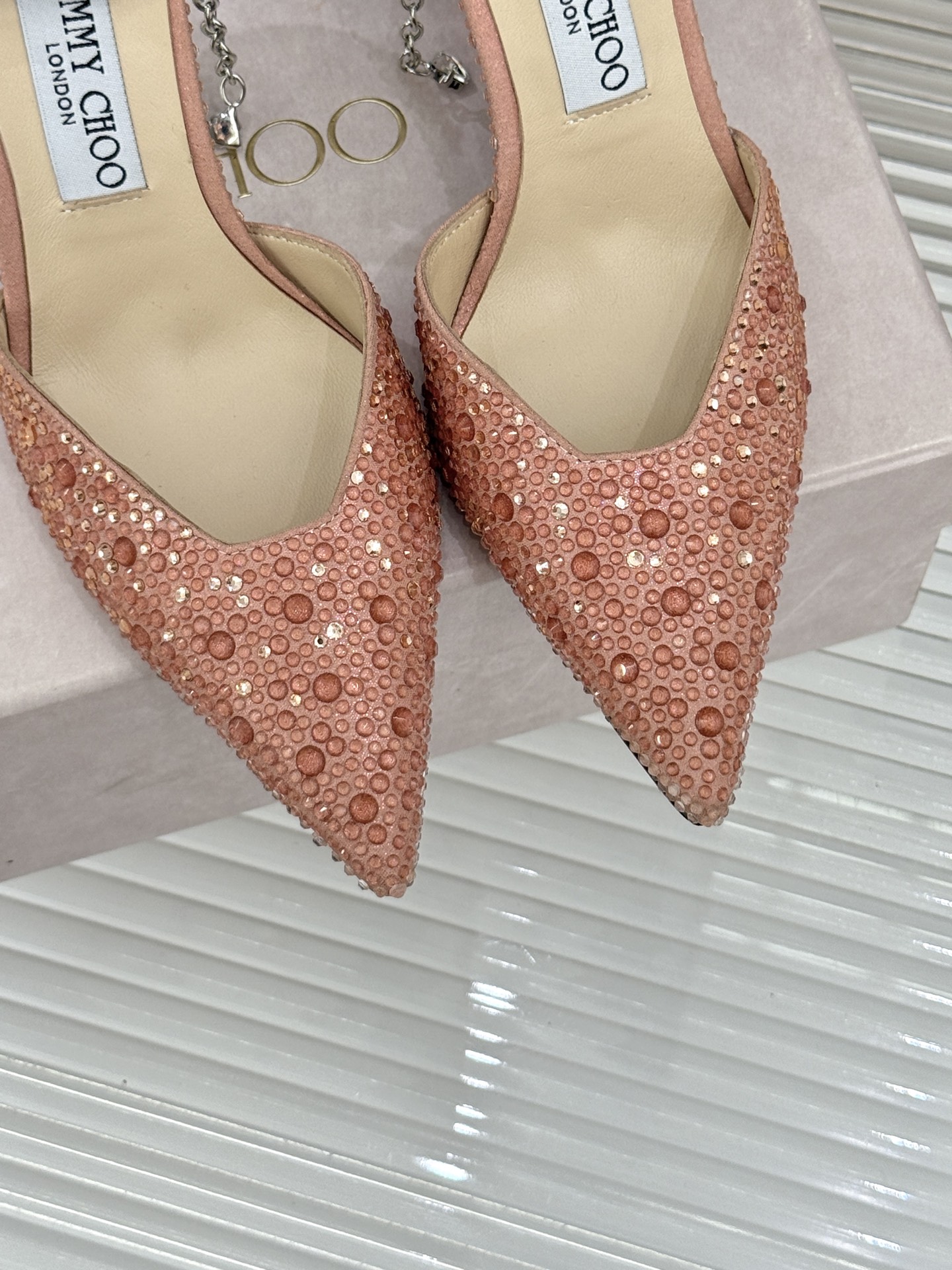 
Jimmy Choo/吉米周经典钻石链条
尖头水晶高跟凉鞋
超绝的水晶鞋 美到移不开视线
鞋型做的非常