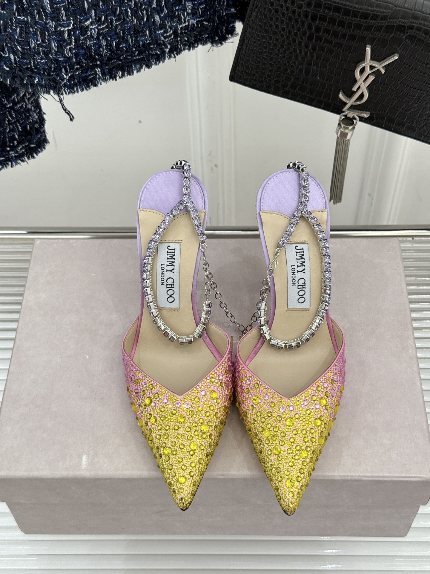 
Jimmy Choo/吉米周经典钻石链条尖头水晶高跟凉鞋
超绝的水晶鞋 美到移不开视线
鞋型做的非常秀