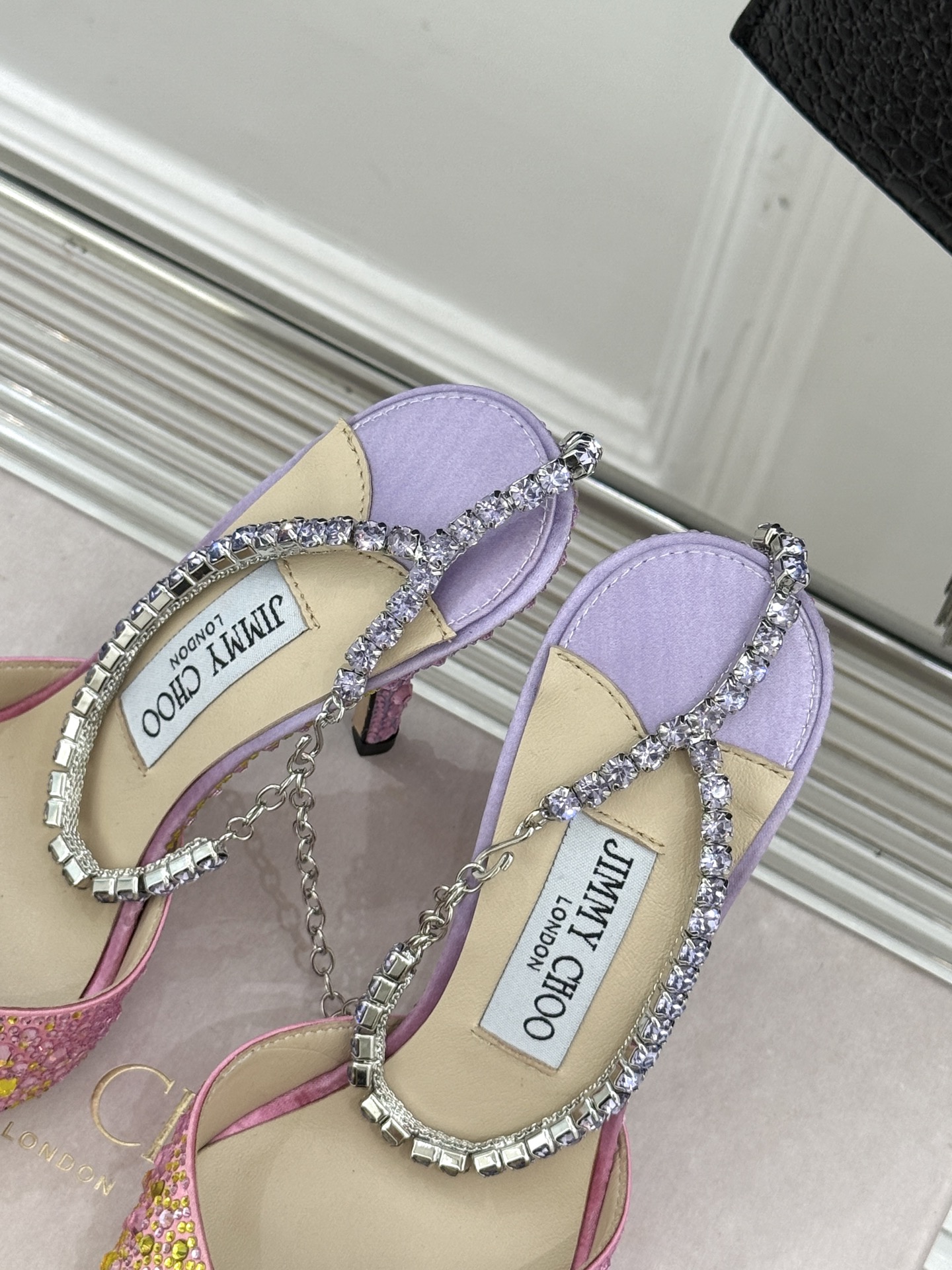 
Jimmy Choo/吉米周经典钻石链条尖头水晶高跟凉鞋
超绝的水晶鞋 美到移不开视线
鞋型做的非常秀
