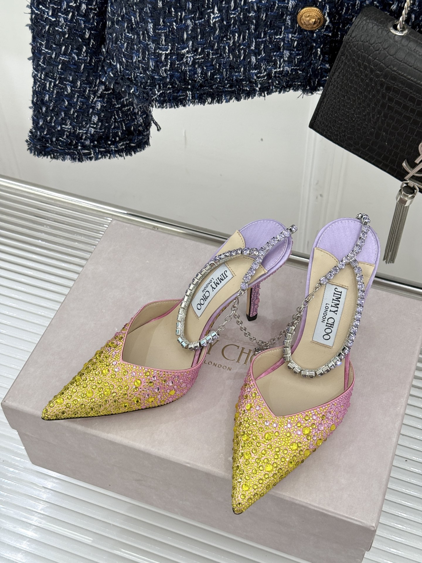 
Jimmy Choo/吉米周经典钻石链条尖头水晶高跟凉鞋
超绝的水晶鞋 美到移不开视线
鞋型做的非常秀
