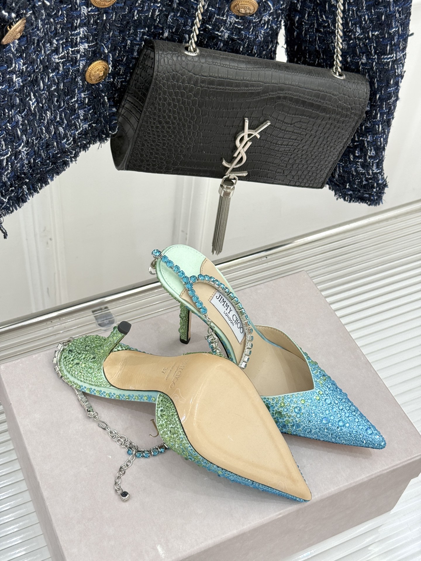 
Jimmy Choo/吉米周经典钻石链条尖头水晶高跟凉鞋
超绝的水晶鞋 美到移不开视线
鞋型做的非常秀