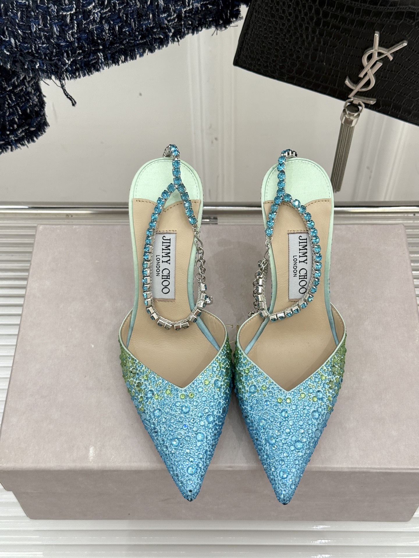 
Jimmy Choo/吉米周经典钻石链条尖头水晶高跟凉鞋
超绝的水晶鞋 美到移不开视线
鞋型做的非常秀