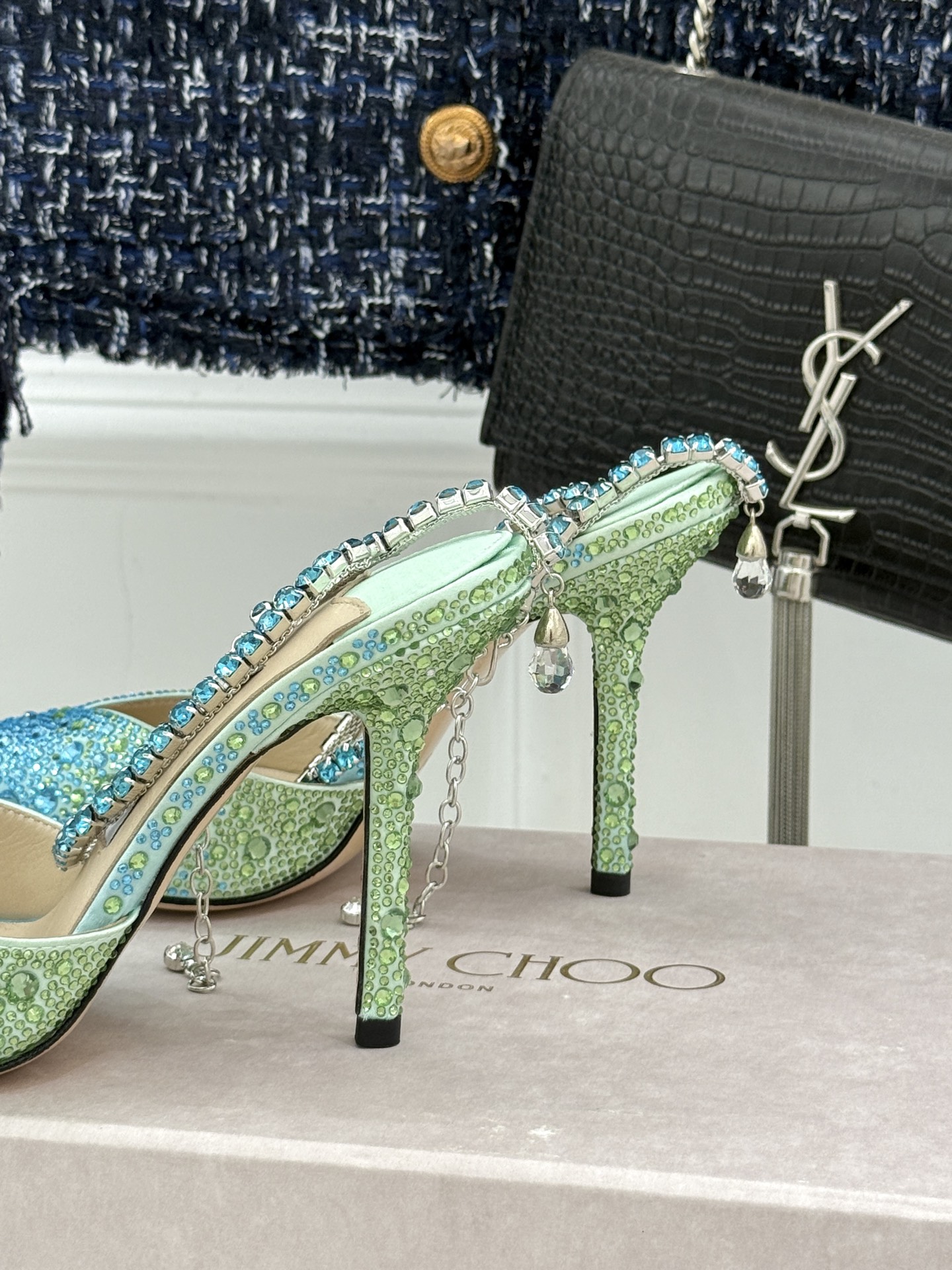 
Jimmy Choo/吉米周经典钻石链条尖头水晶高跟凉鞋
超绝的水晶鞋 美到移不开视线
鞋型做的非常秀