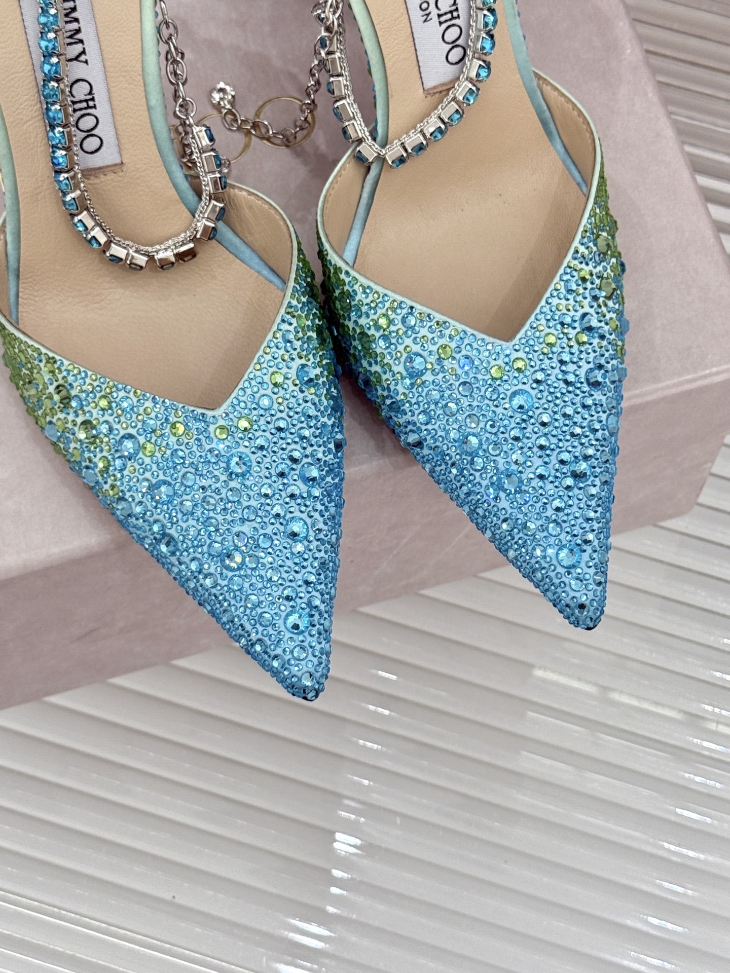 
Jimmy Choo/吉米周经典钻石链条尖头水晶高跟凉鞋
超绝的水晶鞋 美到移不开视线
鞋型做的非常秀