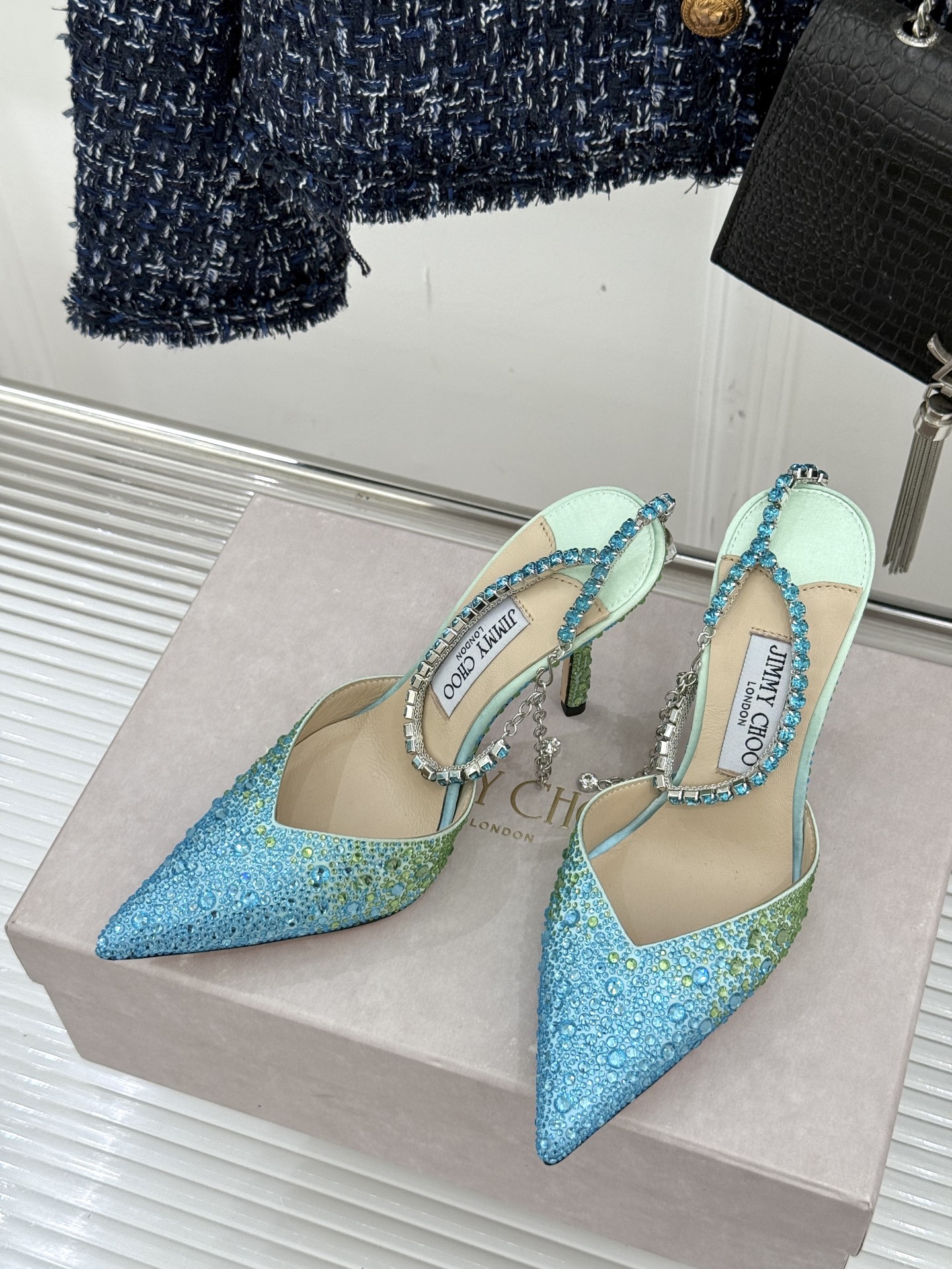 
Jimmy Choo/吉米周经典钻石链条尖头水晶高跟凉鞋
超绝的水晶鞋 美到移不开视线
鞋型做的非常秀