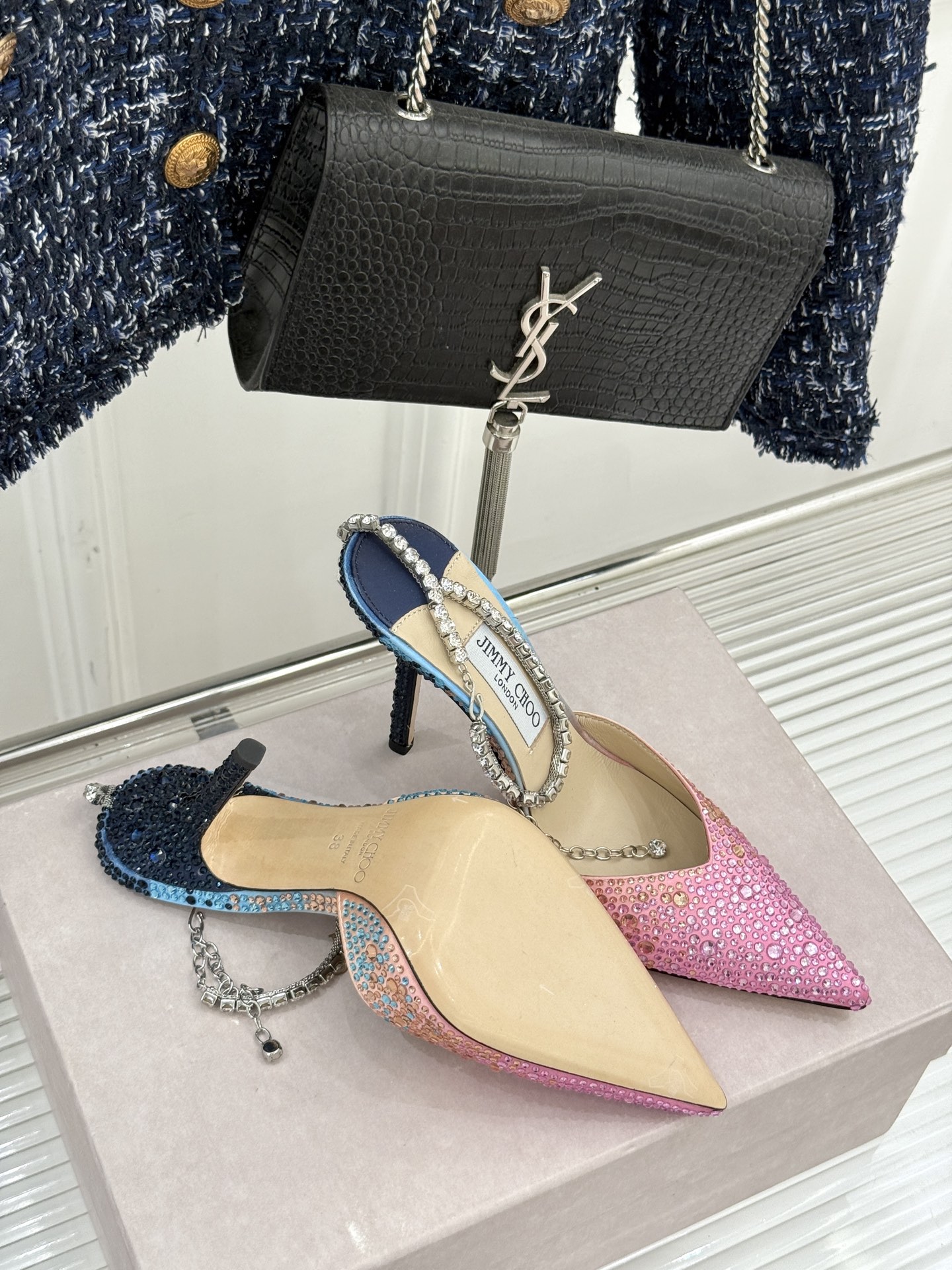 
Jimmy Choo/吉米周经典钻石链条尖头水晶高跟凉鞋
超绝的水晶鞋 美到移不开视线
鞋型做的非常秀