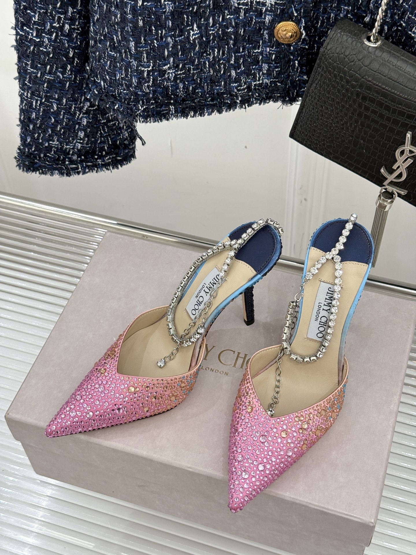 
Jimmy Choo/吉米周经典钻石链条尖头水晶高跟凉鞋
超绝的水晶鞋 美到移不开视线
鞋型做的非常秀
