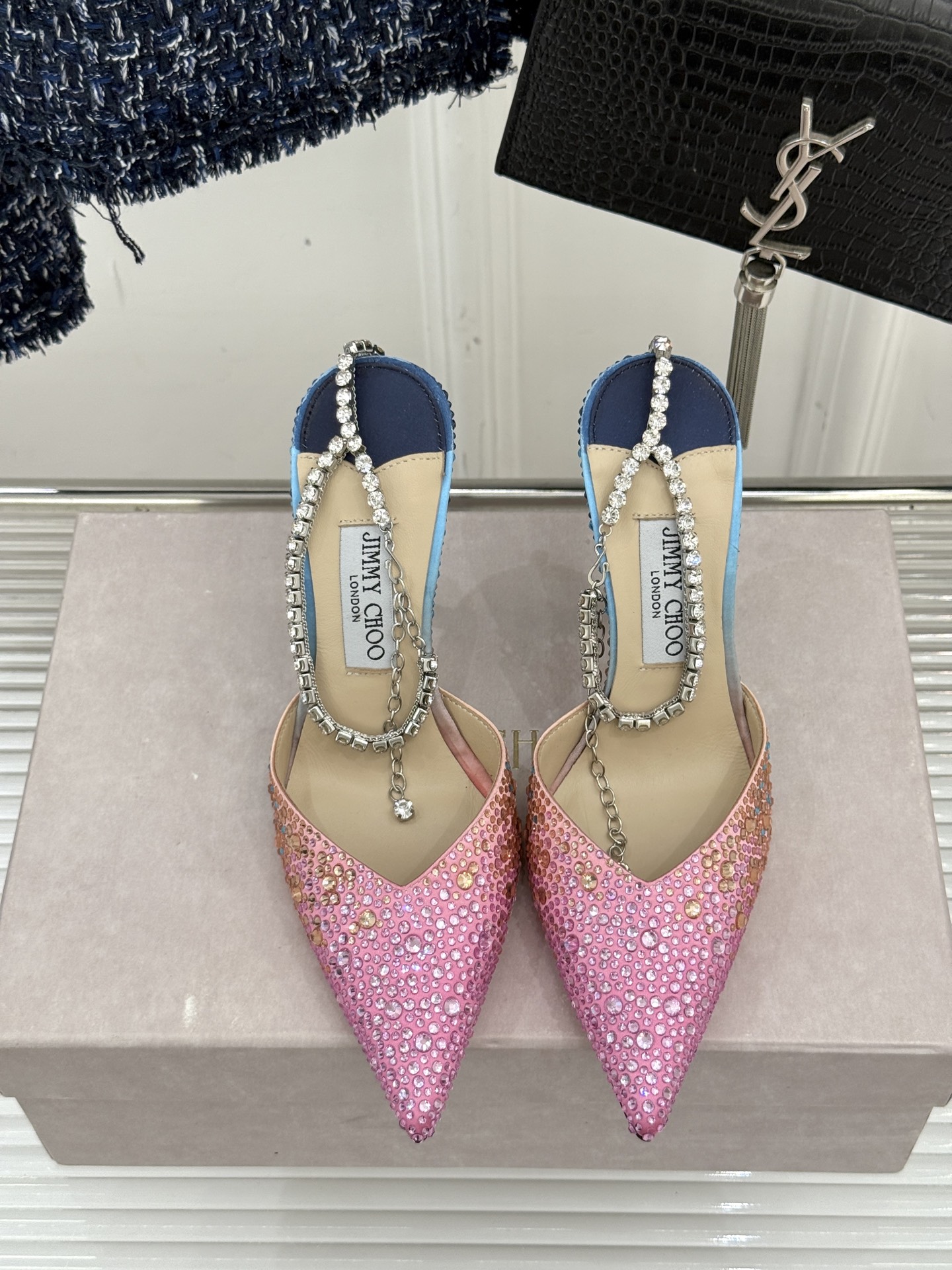 
Jimmy Choo/吉米周经典钻石链条尖头水晶高跟凉鞋
超绝的水晶鞋 美到移不开视线
鞋型做的非常秀