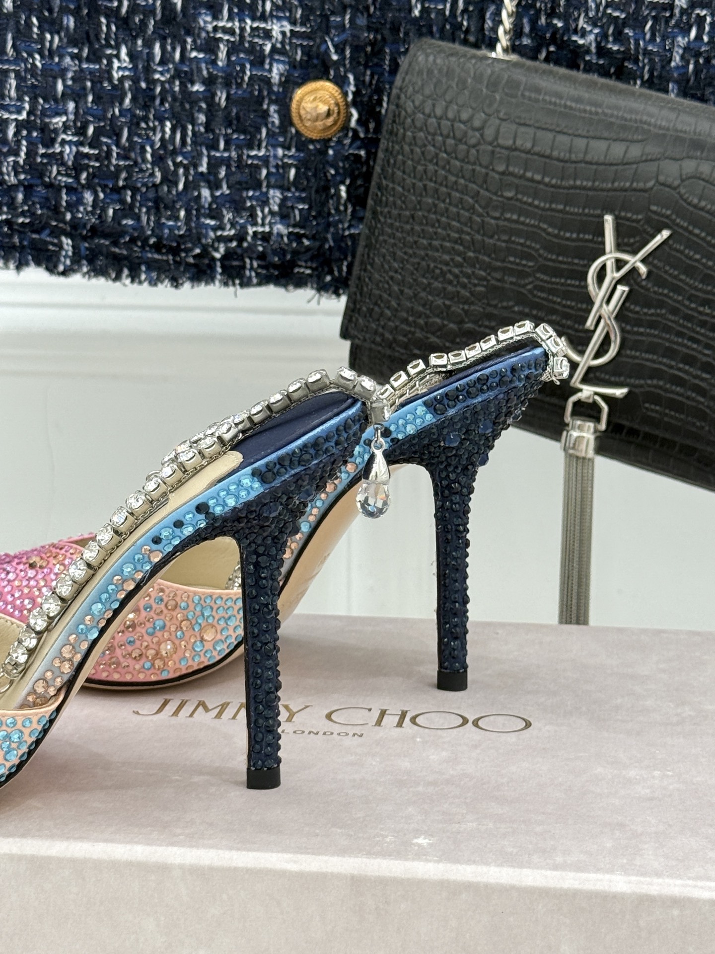 
Jimmy Choo/吉米周经典钻石链条尖头水晶高跟凉鞋
超绝的水晶鞋 美到移不开视线
鞋型做的非常秀