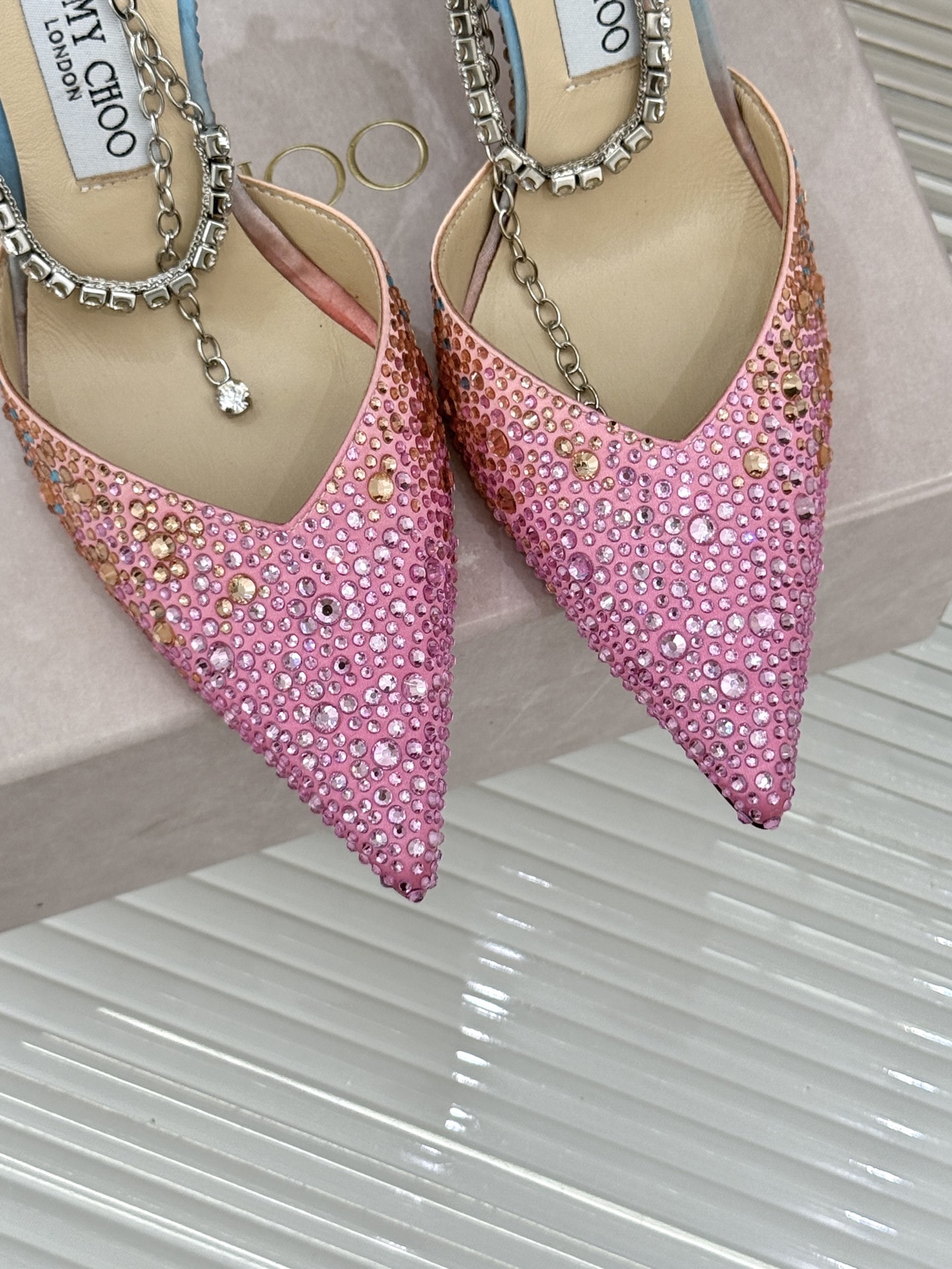 
Jimmy Choo/吉米周经典钻石链条尖头水晶高跟凉鞋
超绝的水晶鞋 美到移不开视线
鞋型做的非常秀