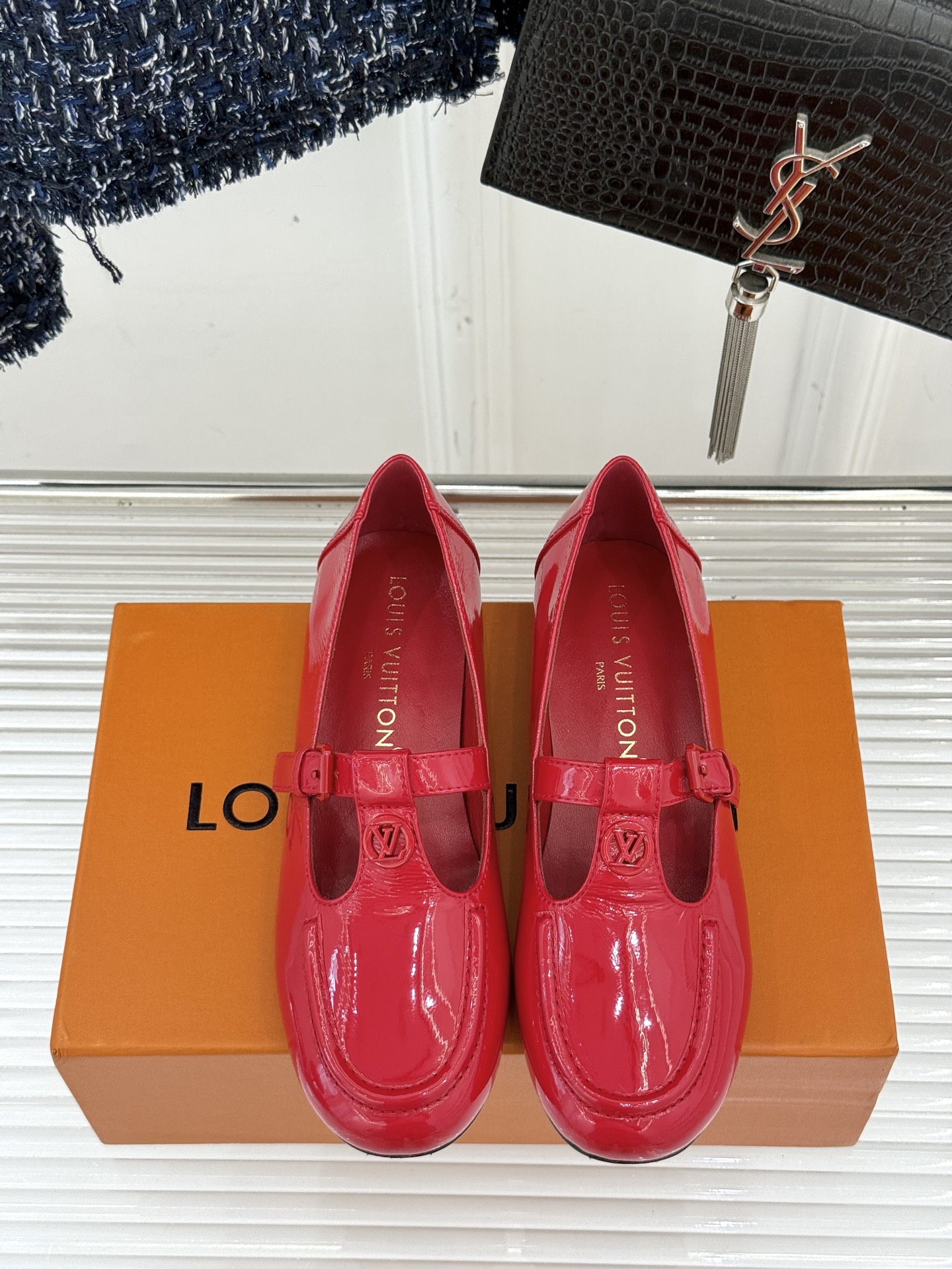 
LV驴牌经典复古T字带玛丽珍！
时髦复古中古 散发出独特时尚美感
尽显魅力 怎么搭都好好看！
面料采用