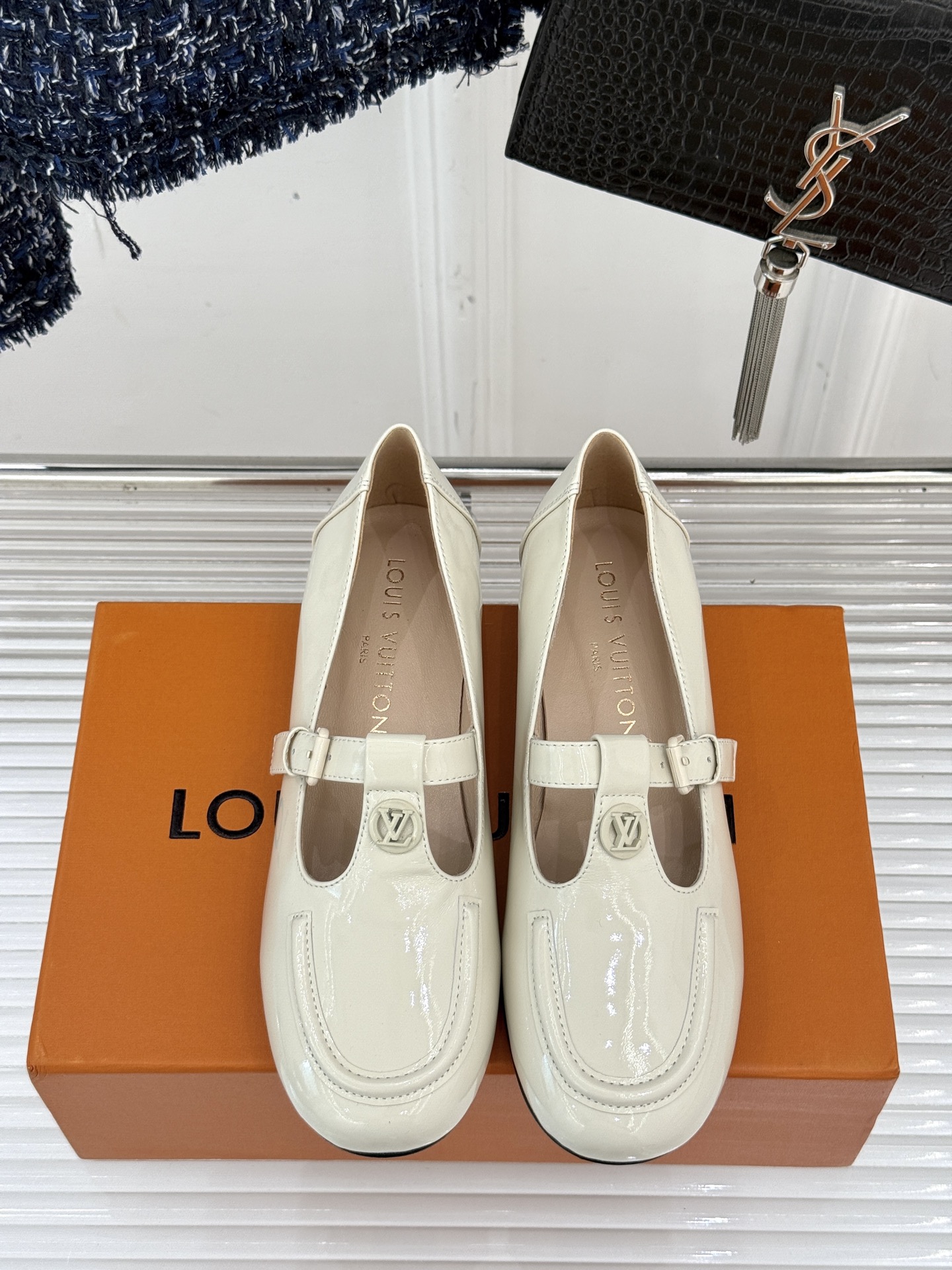 
LV驴牌经典复古T字带玛丽珍！
时髦复古中古 散发出独特时尚美感
尽显魅力 怎么搭都好好看！
面料采用