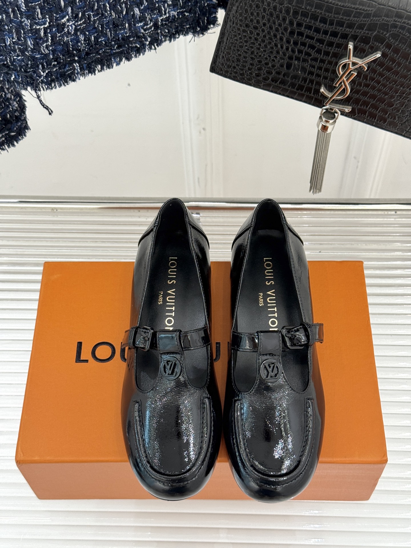 
LV驴牌经典复古T字带玛丽珍！
时髦复古中古 散发出独特时尚美感
尽显魅力 怎么搭都好好看！
面料采用
