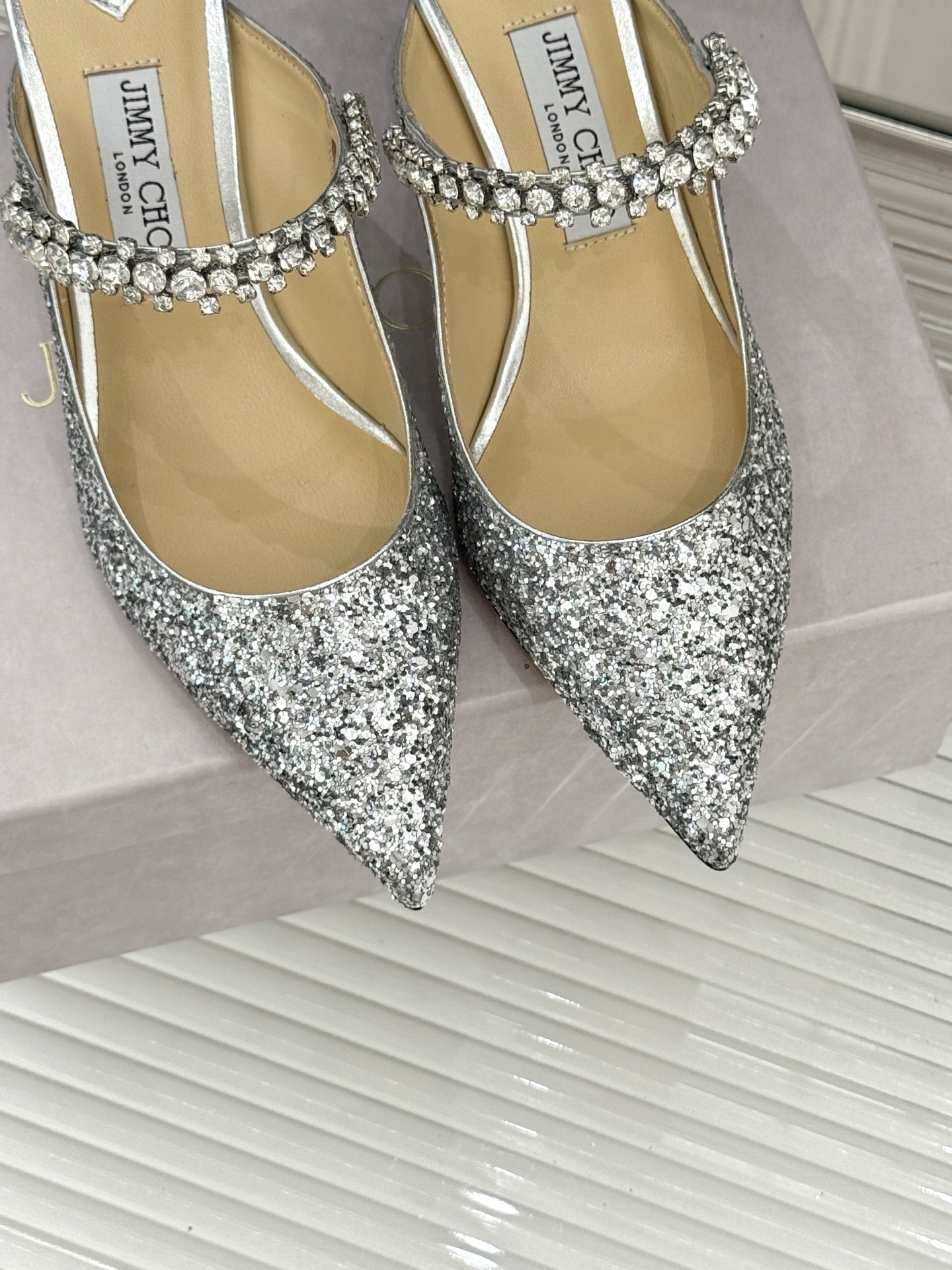 
Jimmy Choo/吉米周经典钻石链条
尖头高跟拖鞋
超绝的水晶鞋 美到移不开视线
鞋型做的非常秀气