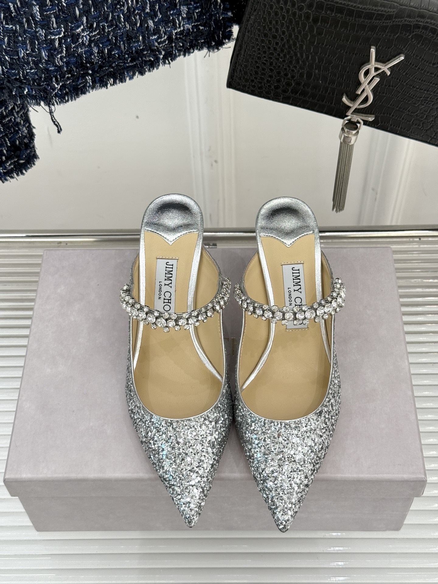 
Jimmy Choo/吉米周经典钻石链条
尖头高跟拖鞋
超绝的水晶鞋 美到移不开视线
鞋型做的非常秀气