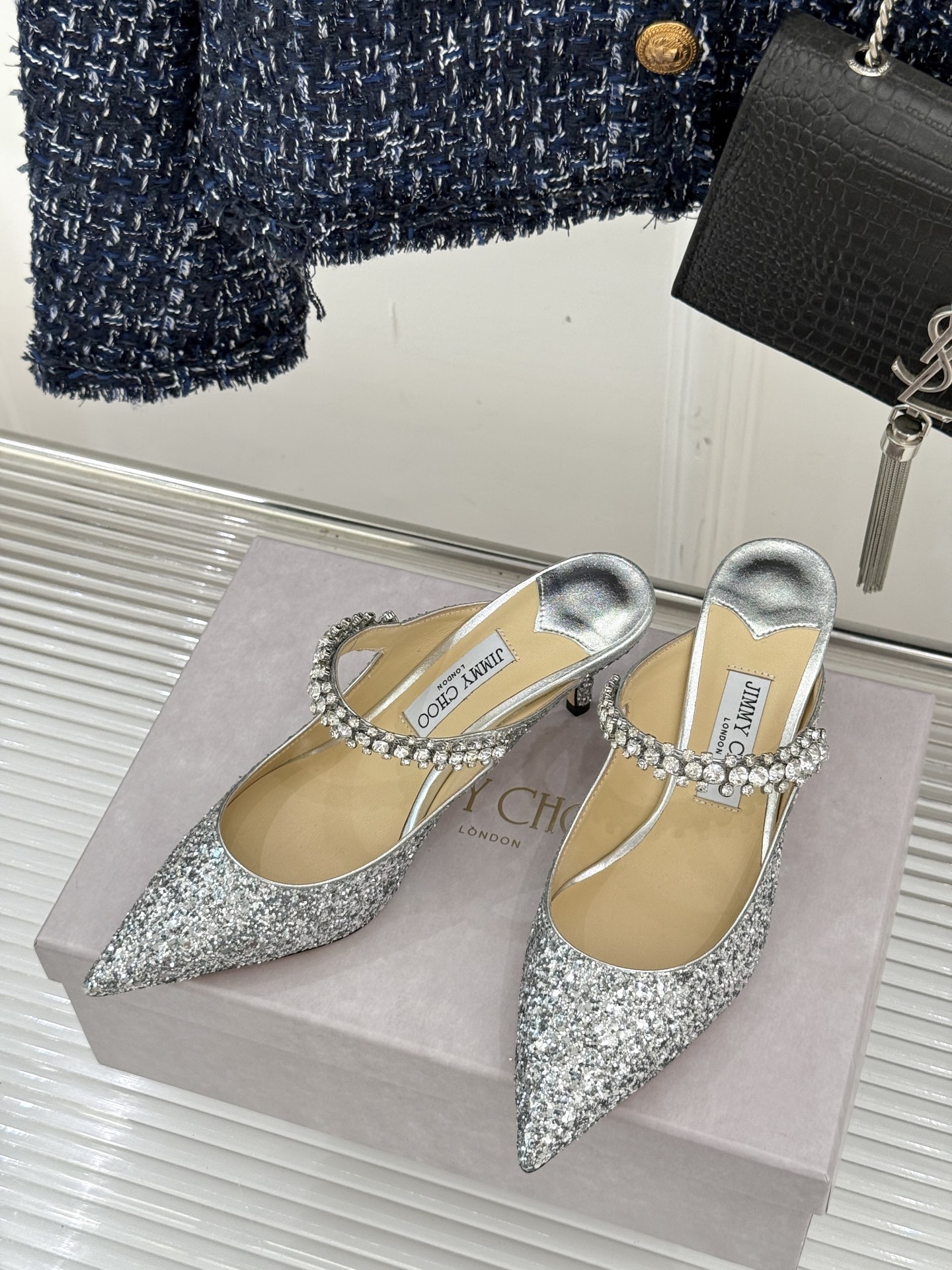 
Jimmy Choo/吉米周经典钻石链条
尖头高跟拖鞋
超绝的水晶鞋 美到移不开视线
鞋型做的非常秀气