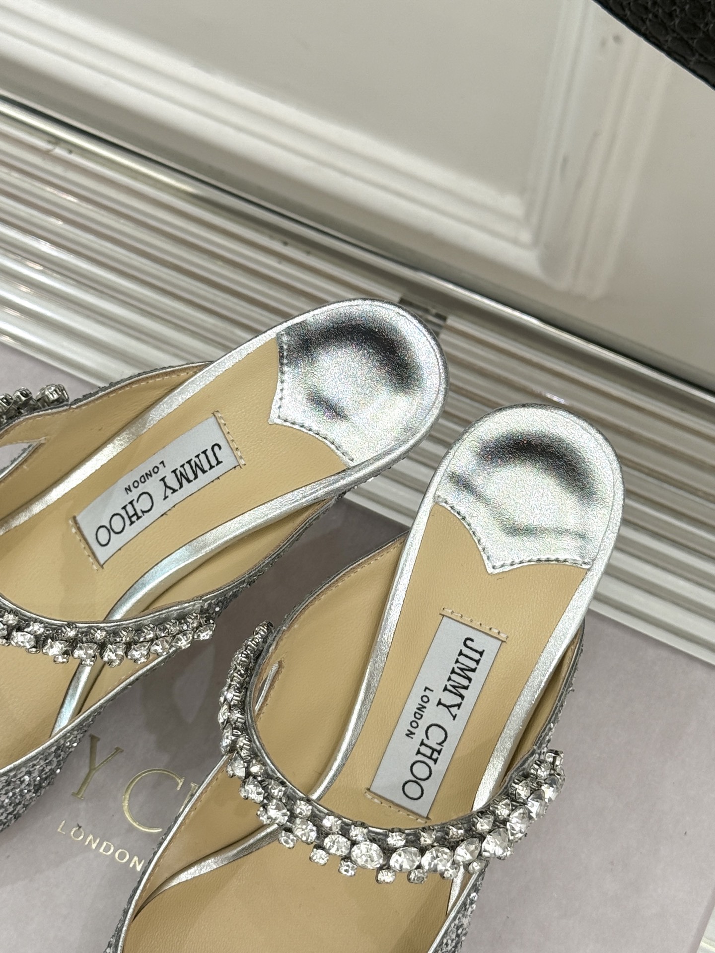 
Jimmy Choo/吉米周经典钻石链条
尖头高跟拖鞋
超绝的水晶鞋 美到移不开视线
鞋型做的非常秀气
