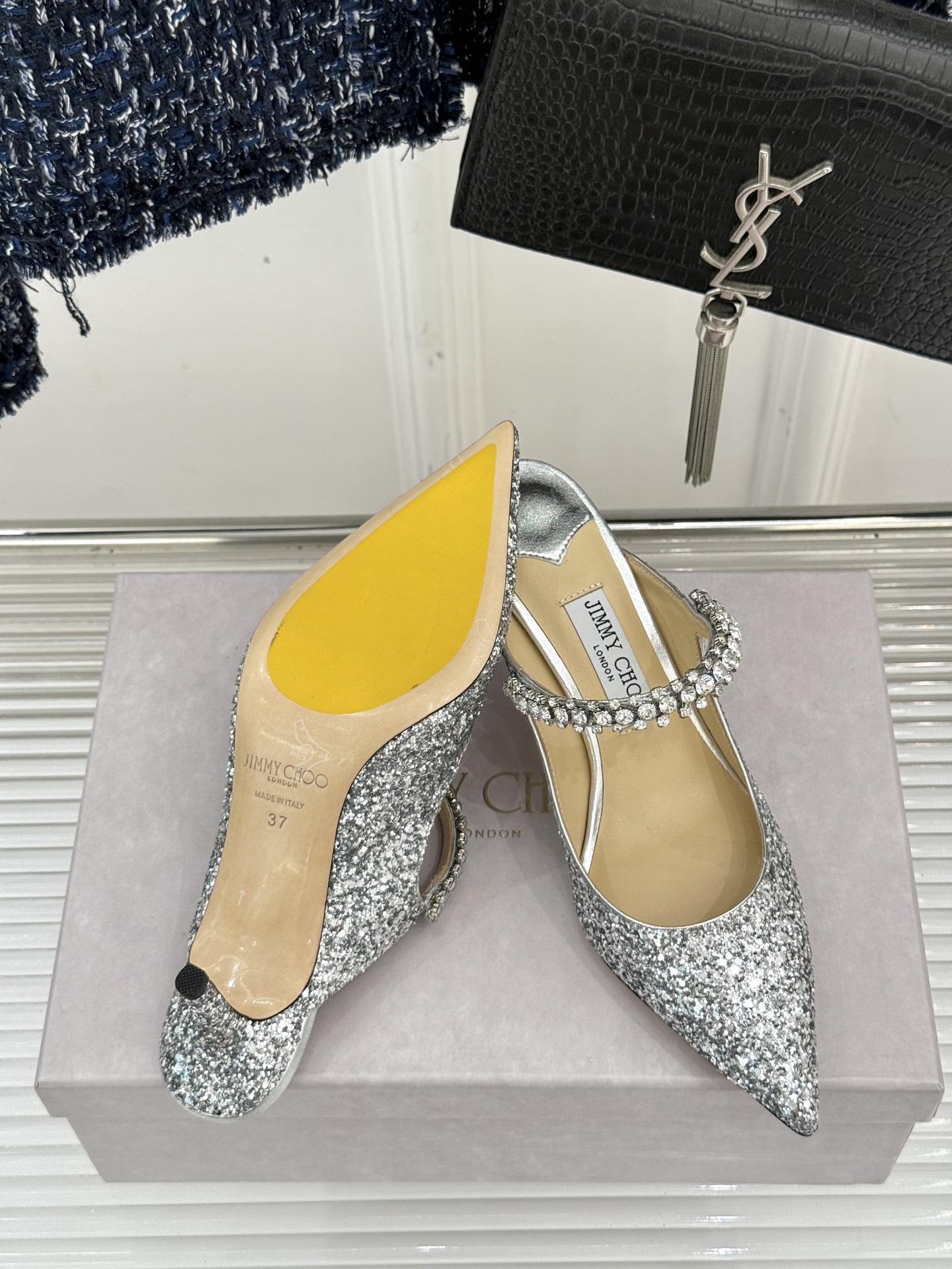 
Jimmy Choo/吉米周经典钻石链条
尖头高跟拖鞋
超绝的水晶鞋 美到移不开视线
鞋型做的非常秀气