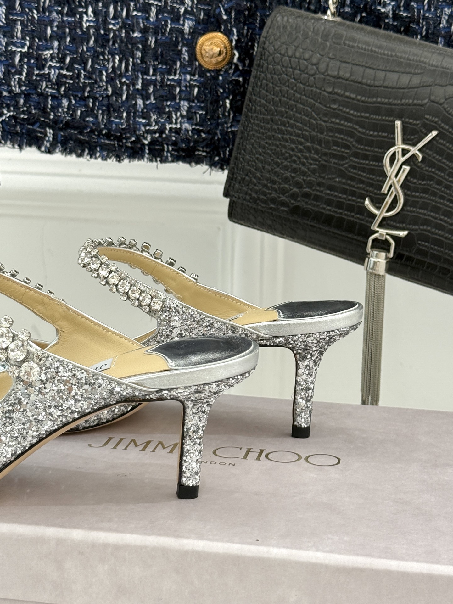 
Jimmy Choo/吉米周经典钻石链条
尖头高跟拖鞋
超绝的水晶鞋 美到移不开视线
鞋型做的非常秀气