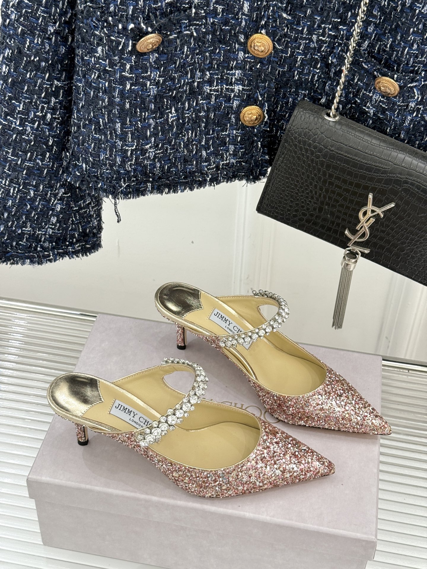 
Jimmy Choo/吉米周经典钻石链条
尖头高跟拖鞋
超绝的水晶鞋 美到移不开视线
鞋型做的非常秀气