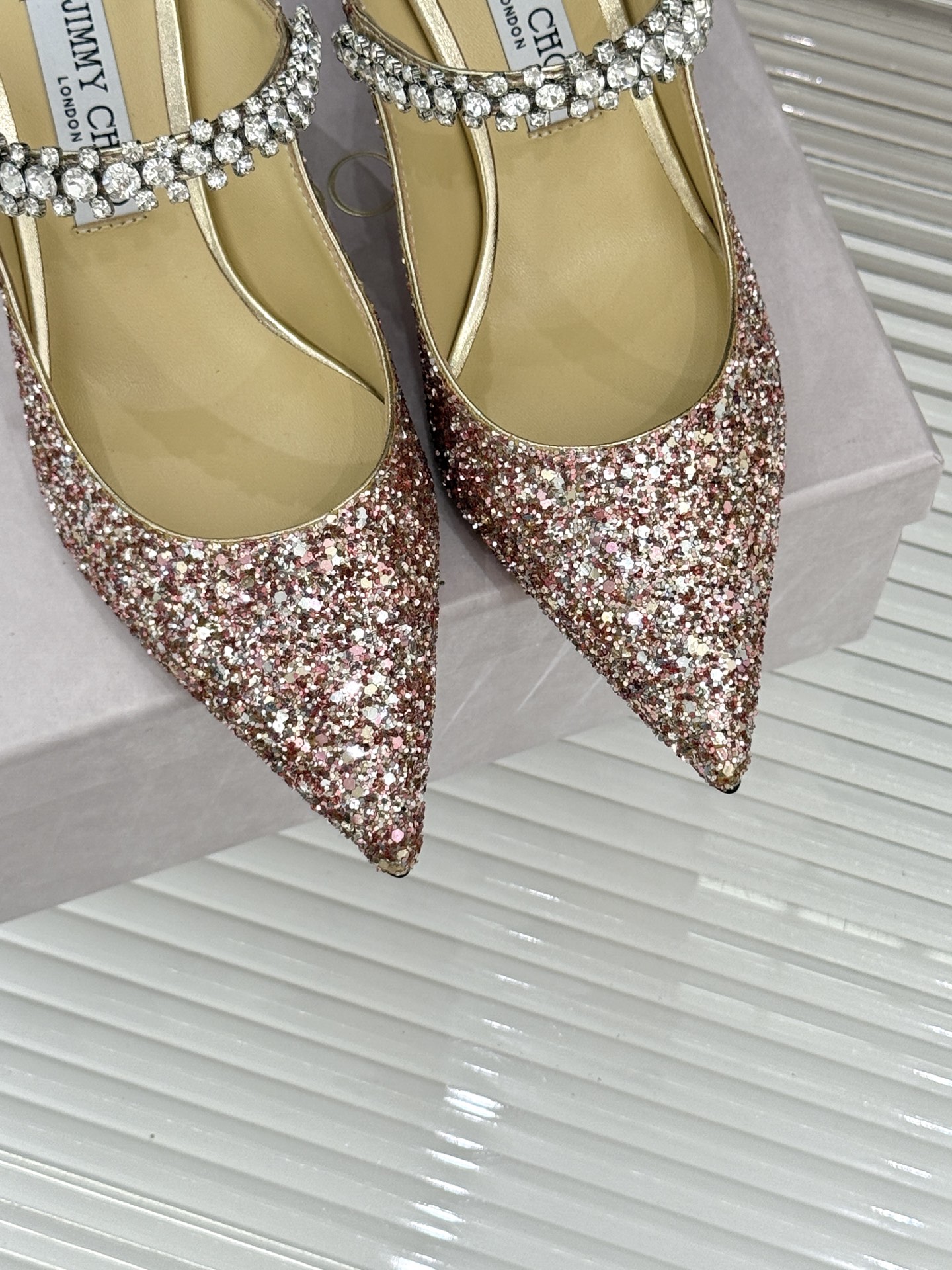 
Jimmy Choo/吉米周经典钻石链条
尖头高跟拖鞋
超绝的水晶鞋 美到移不开视线
鞋型做的非常秀气