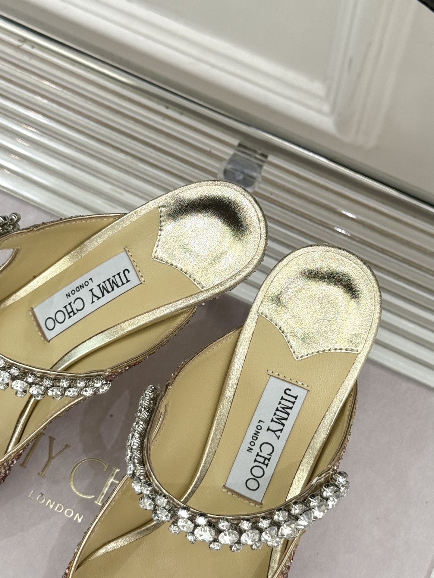 
Jimmy Choo/吉米周经典钻石链条
尖头高跟拖鞋
超绝的水晶鞋 美到移不开视线
鞋型做的非常秀气