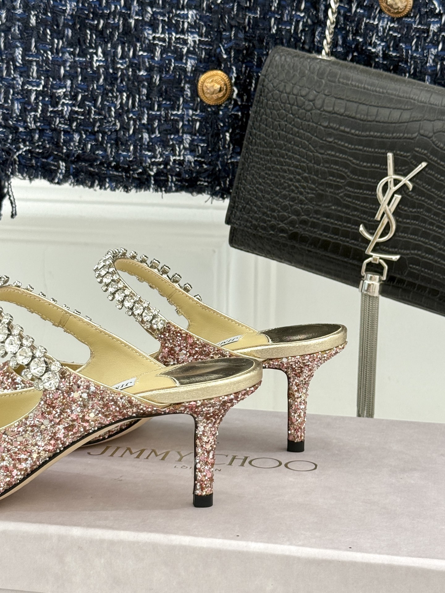 
Jimmy Choo/吉米周经典钻石链条
尖头高跟拖鞋
超绝的水晶鞋 美到移不开视线
鞋型做的非常秀气