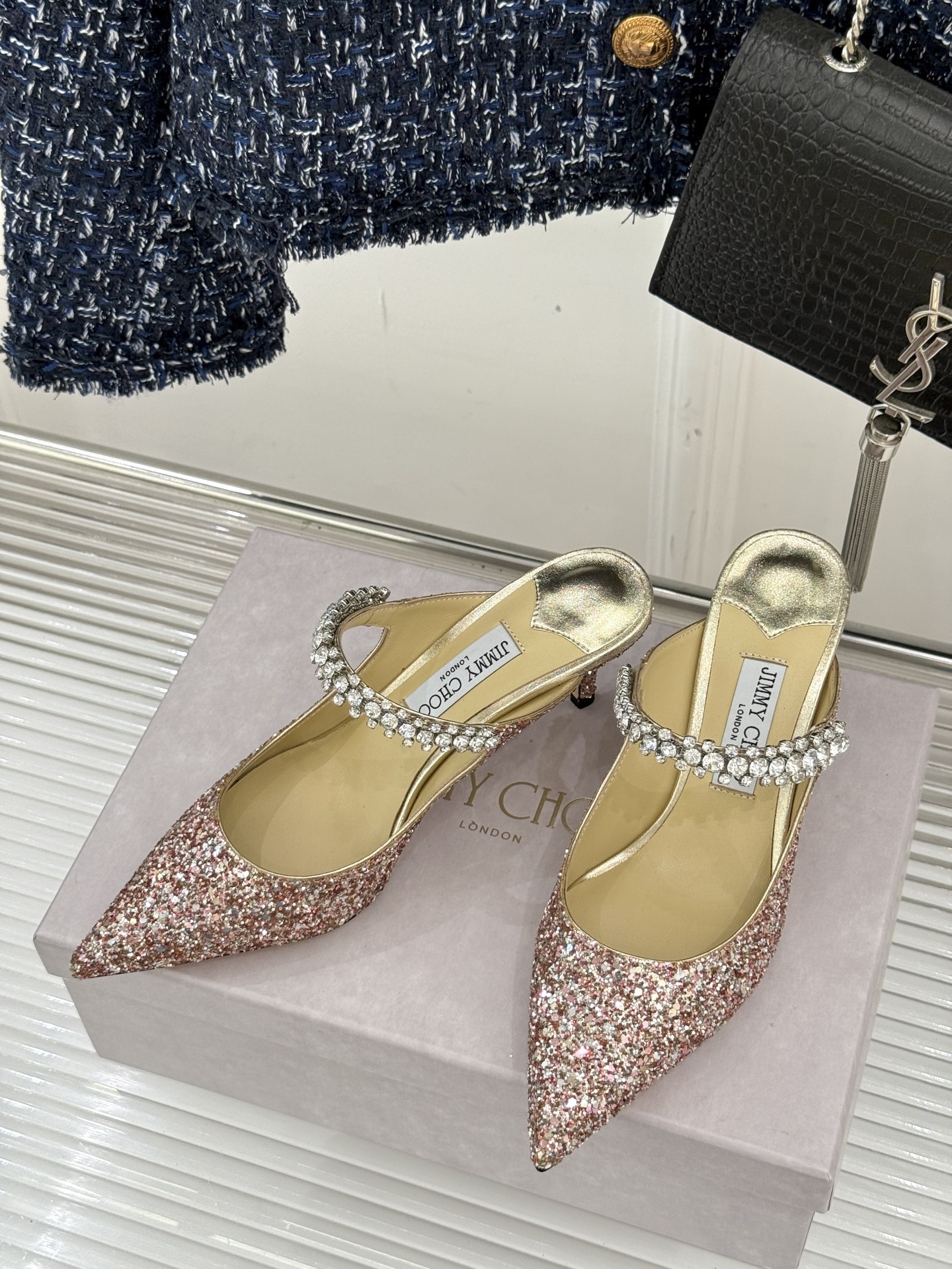 
Jimmy Choo/吉米周经典钻石链条
尖头高跟拖鞋
超绝的水晶鞋 美到移不开视线
鞋型做的非常秀气