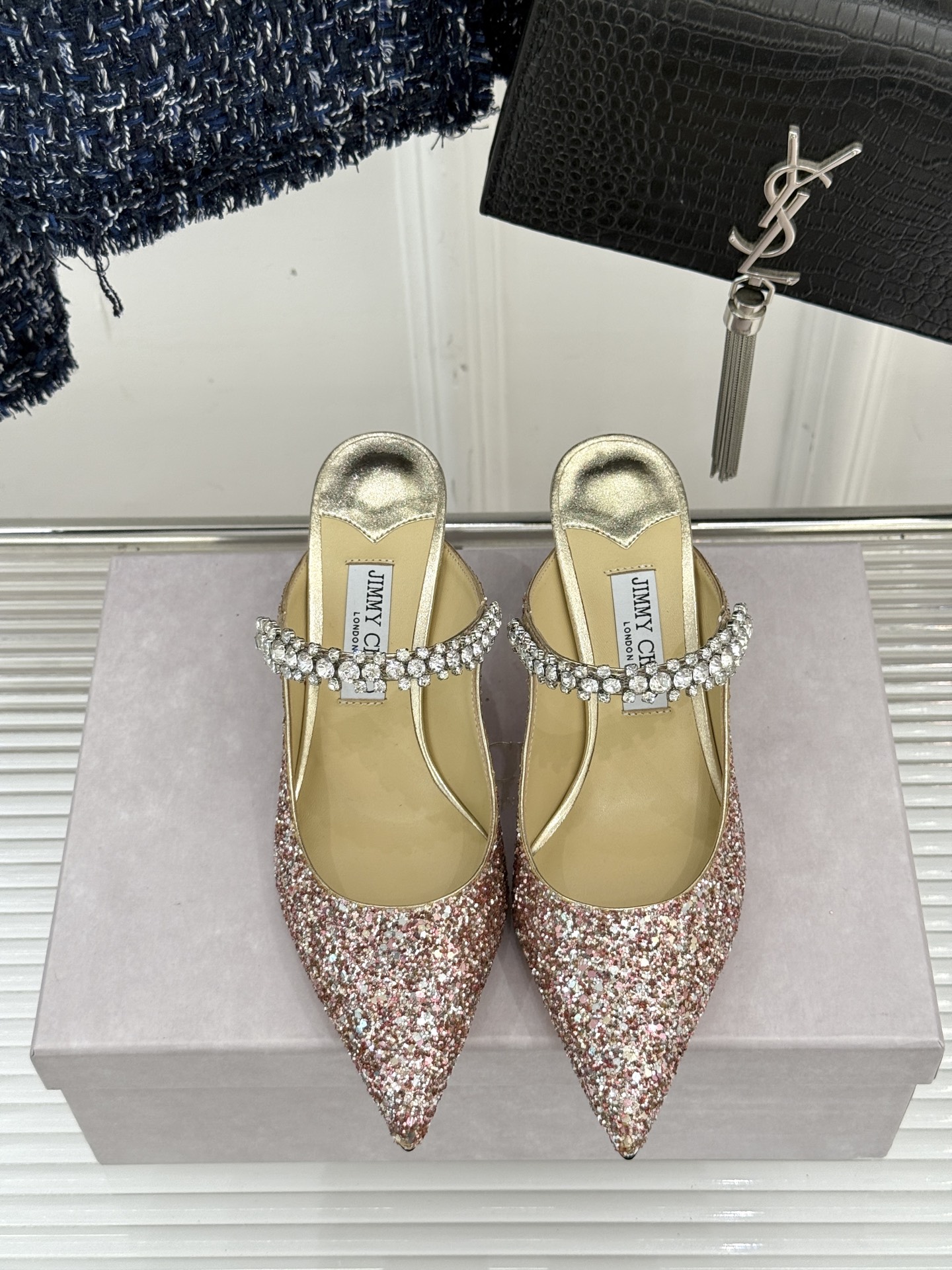 
Jimmy Choo/吉米周经典钻石链条
尖头高跟拖鞋
超绝的水晶鞋 美到移不开视线
鞋型做的非常秀气