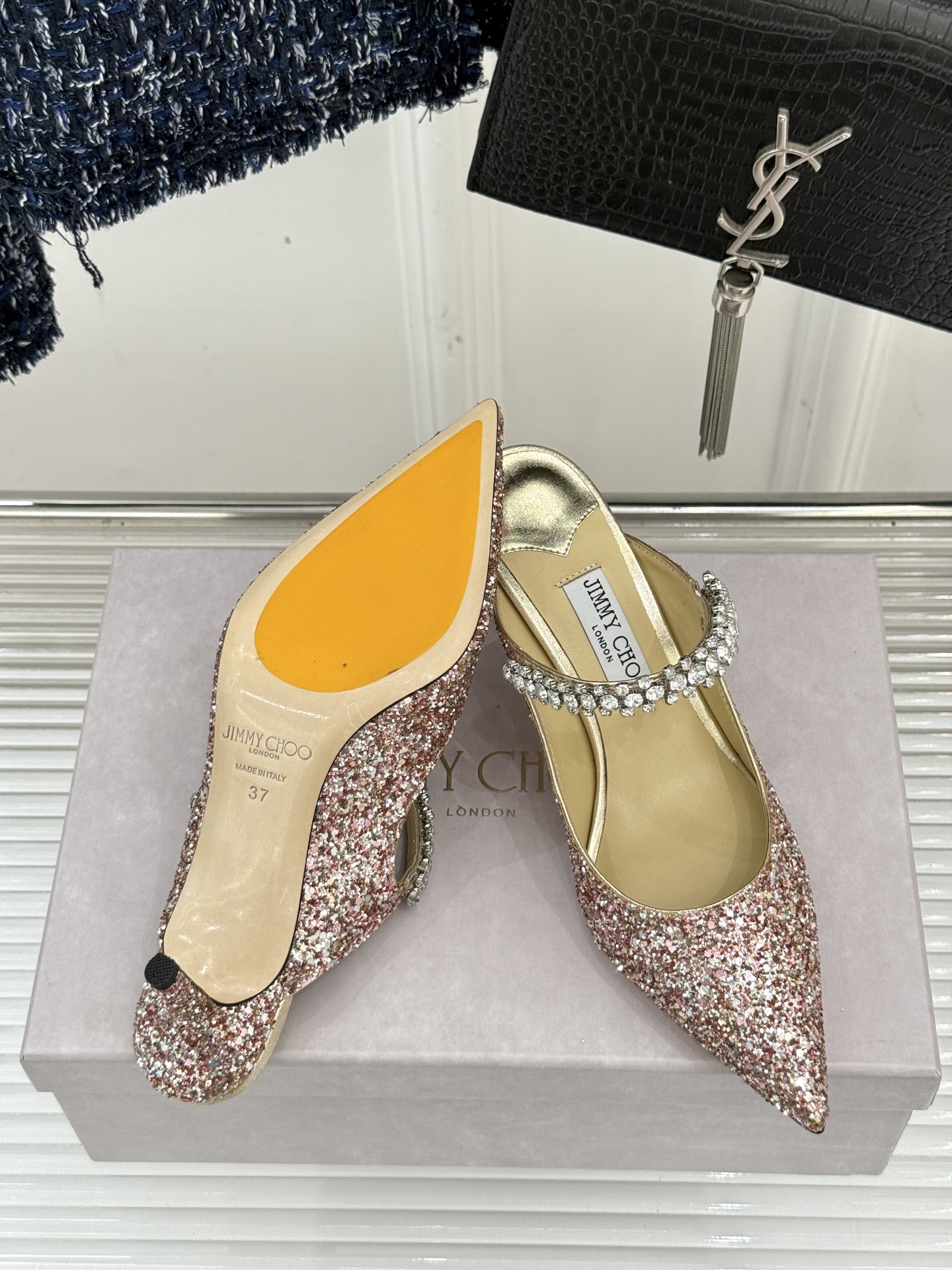 
Jimmy Choo/吉米周经典钻石链条
尖头高跟拖鞋
超绝的水晶鞋 美到移不开视线
鞋型做的非常秀气