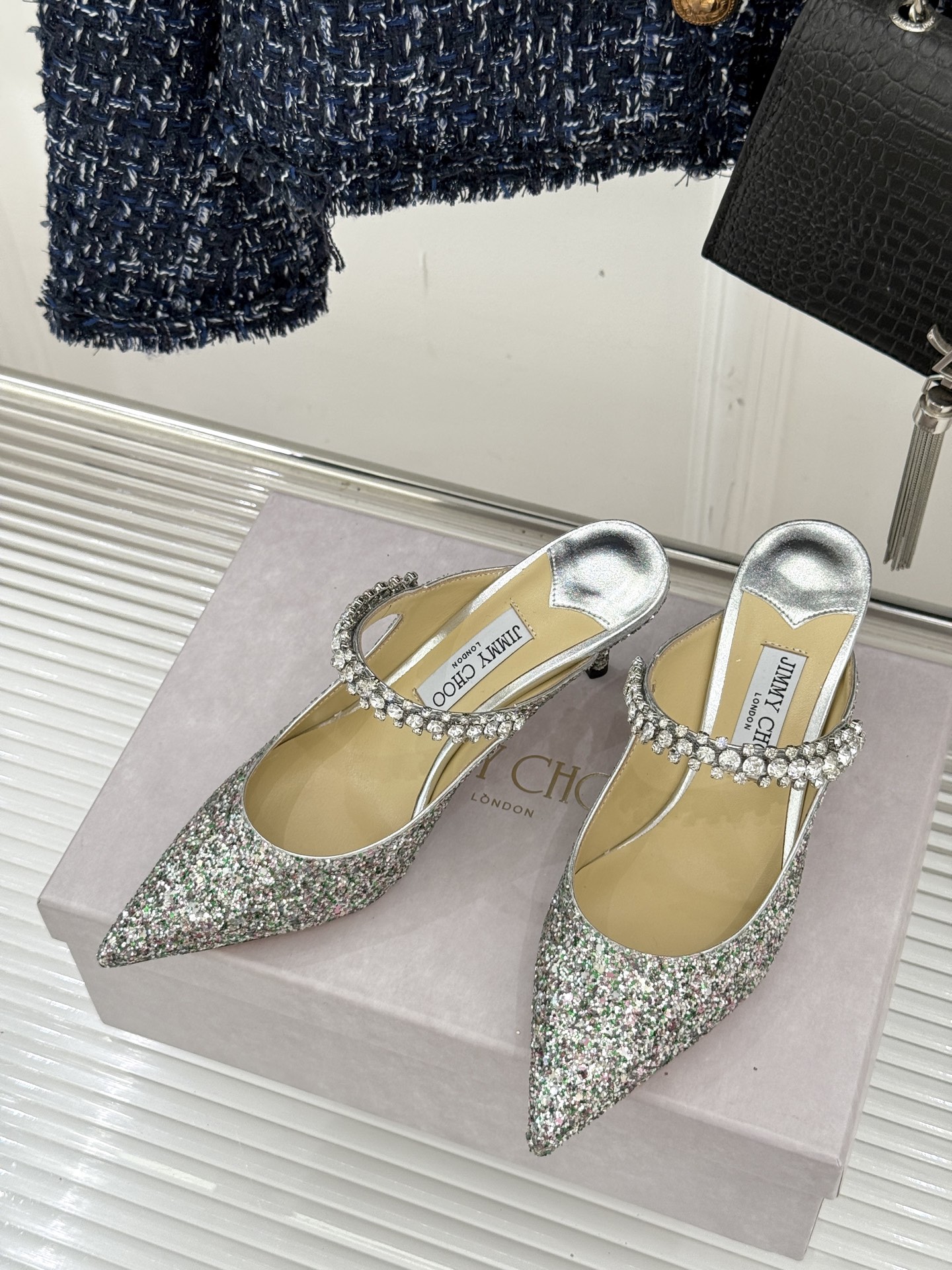 
Jimmy Choo/吉米周经典钻石链条
尖头高跟拖鞋
超绝的水晶鞋 美到移不开视线
鞋型做的非常秀气