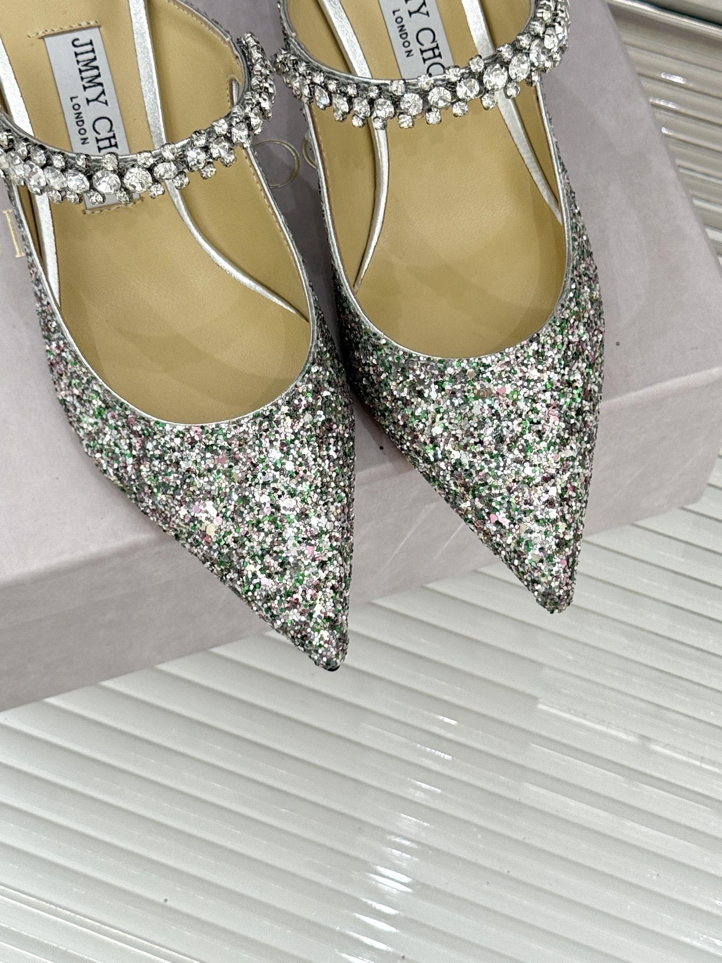 
Jimmy Choo/吉米周经典钻石链条
尖头高跟拖鞋
超绝的水晶鞋 美到移不开视线
鞋型做的非常秀气