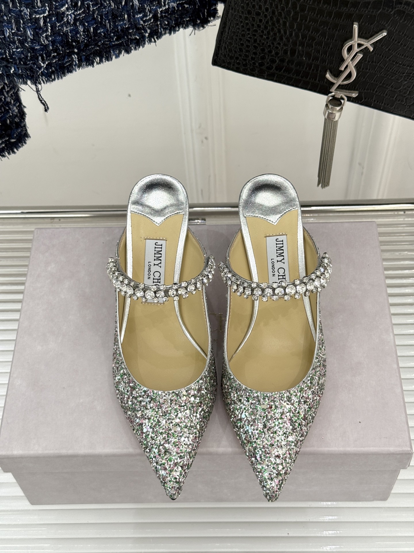 
Jimmy Choo/吉米周经典钻石链条
尖头高跟拖鞋
超绝的水晶鞋 美到移不开视线
鞋型做的非常秀气