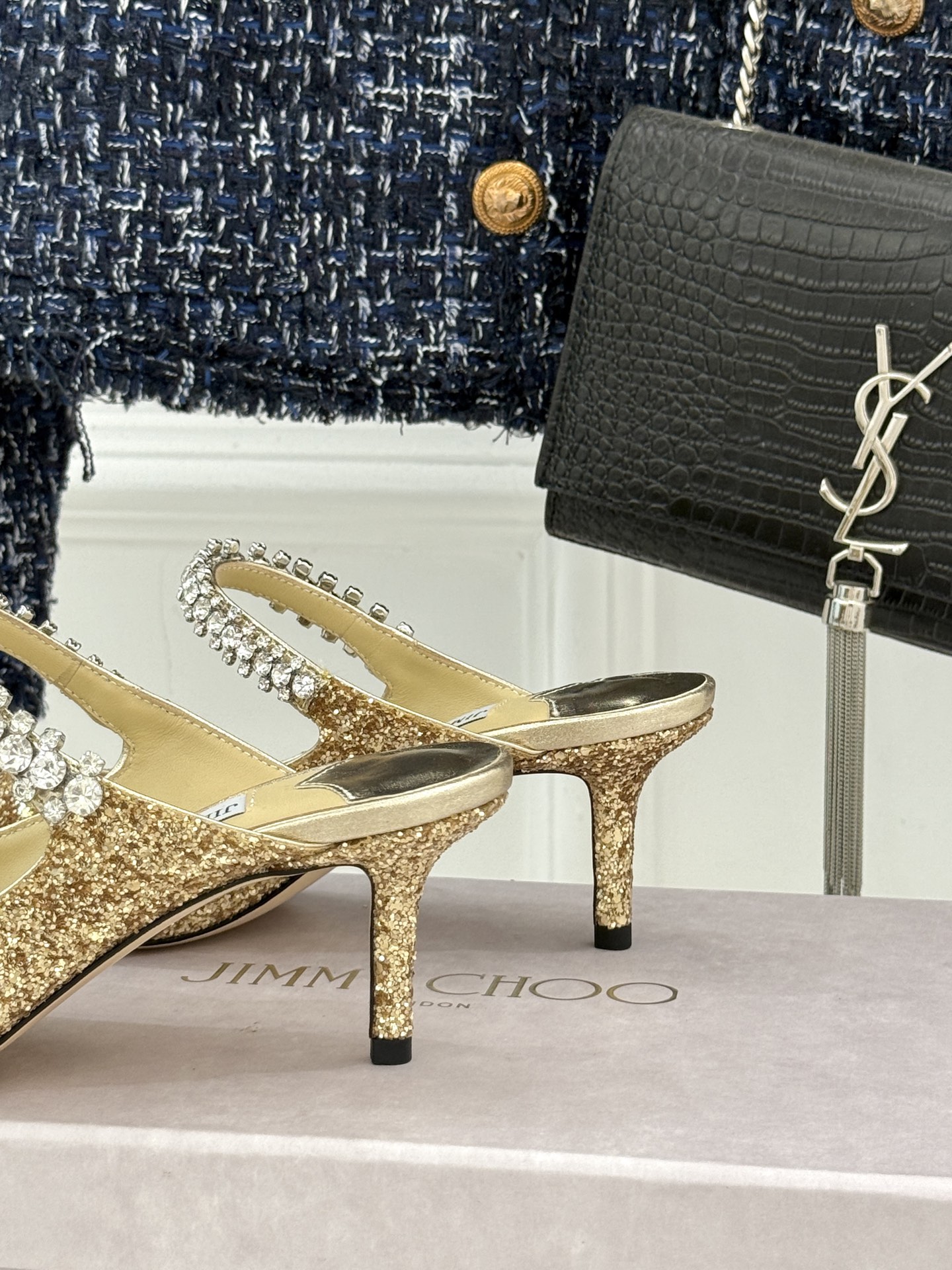 
Jimmy Choo/吉米周经典钻石链条
尖头高跟拖鞋
超绝的水晶鞋 美到移不开视线
鞋型做的非常秀气