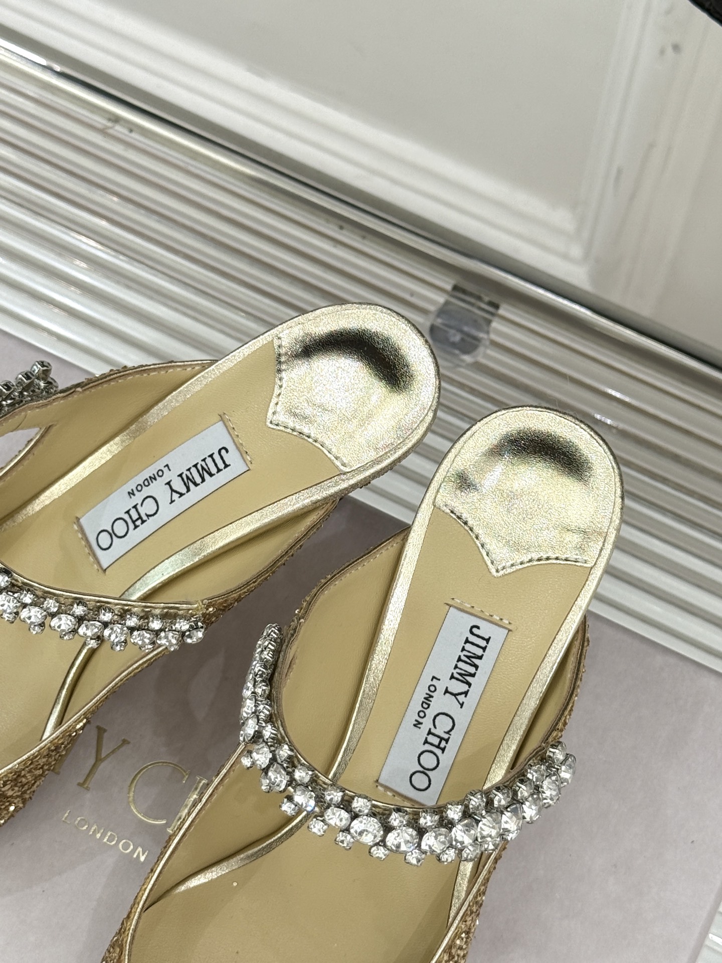 
Jimmy Choo/吉米周经典钻石链条
尖头高跟拖鞋
超绝的水晶鞋 美到移不开视线
鞋型做的非常秀气