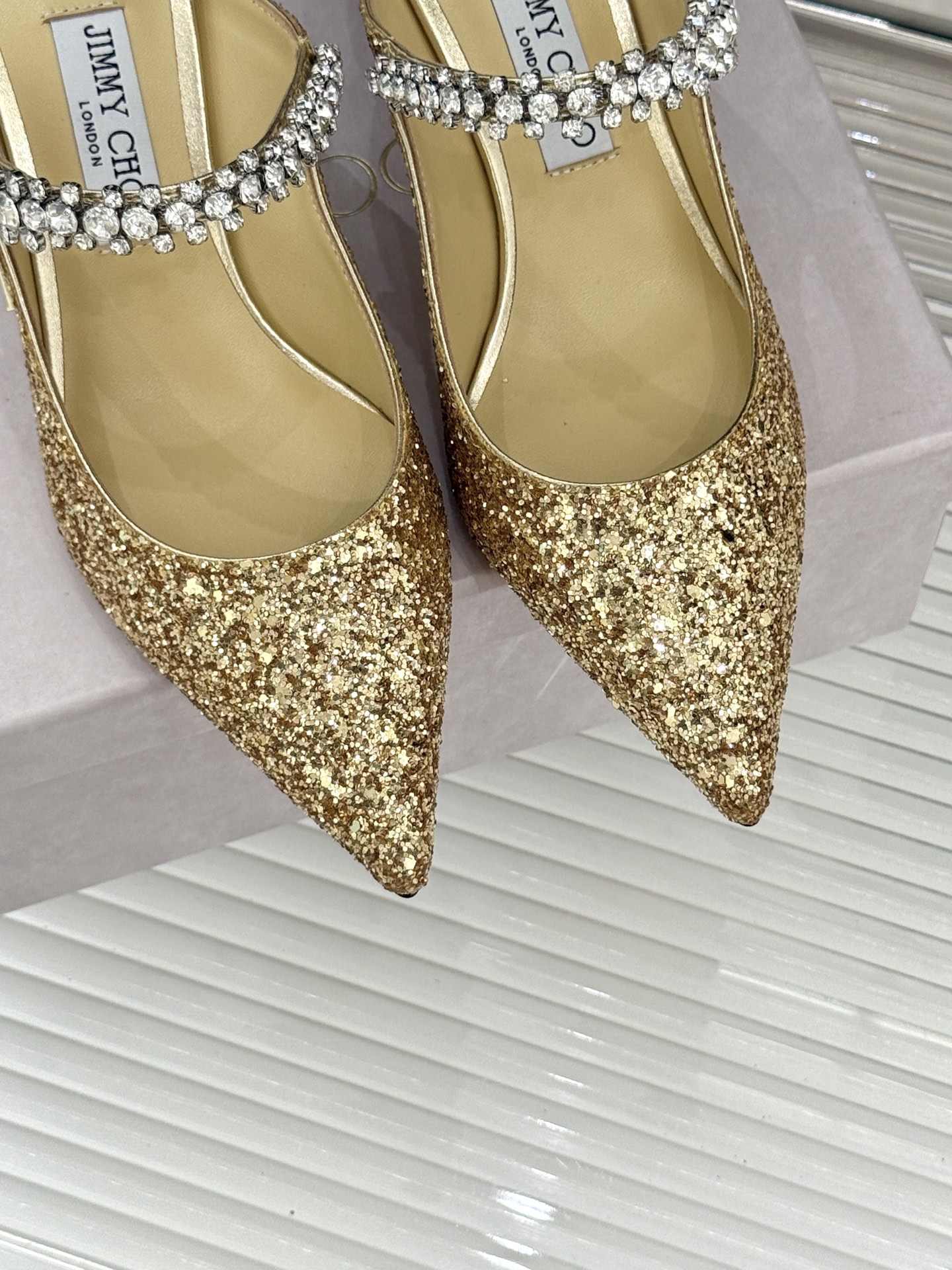 
Jimmy Choo/吉米周经典钻石链条
尖头高跟拖鞋
超绝的水晶鞋 美到移不开视线
鞋型做的非常秀气