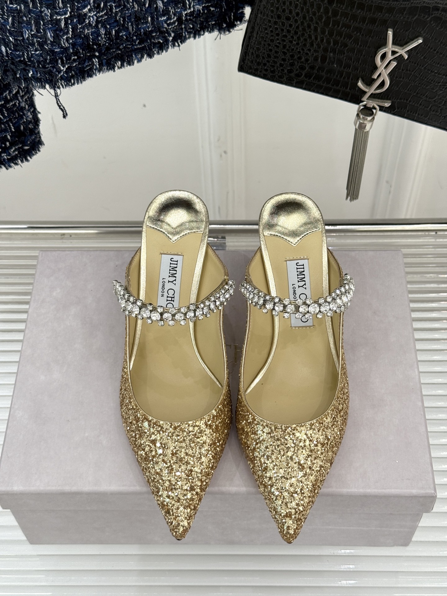 
Jimmy Choo/吉米周经典钻石链条
尖头高跟拖鞋
超绝的水晶鞋 美到移不开视线
鞋型做的非常秀气