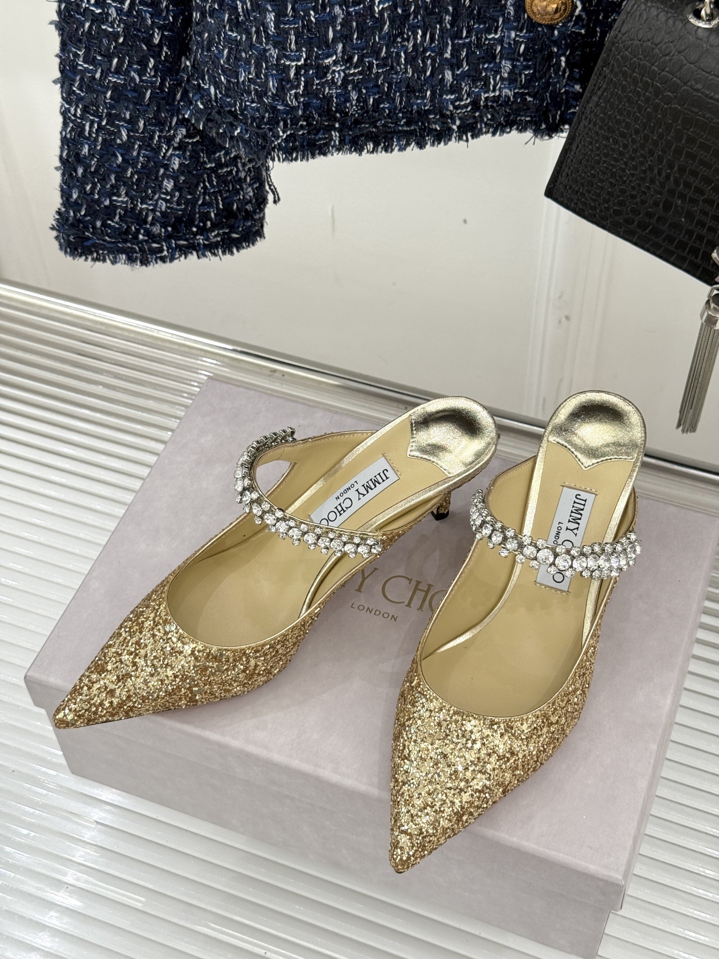 
Jimmy Choo/吉米周经典钻石链条
尖头高跟拖鞋
超绝的水晶鞋 美到移不开视线
鞋型做的非常秀气