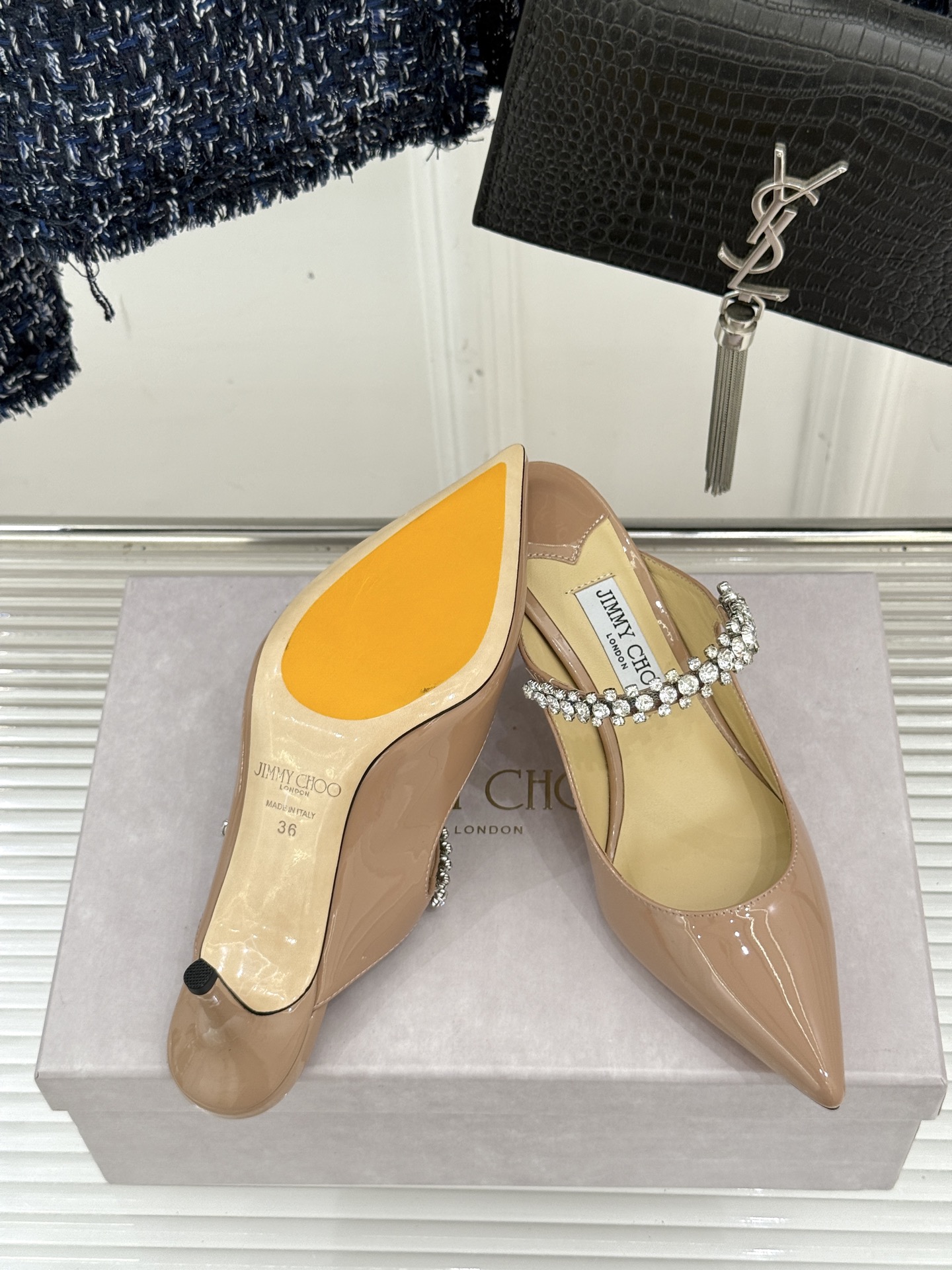 
Jimmy Choo/吉米周经典钻石链条
尖头高跟拖鞋
超绝的水晶鞋 美到移不开视线
鞋型做的非常秀气