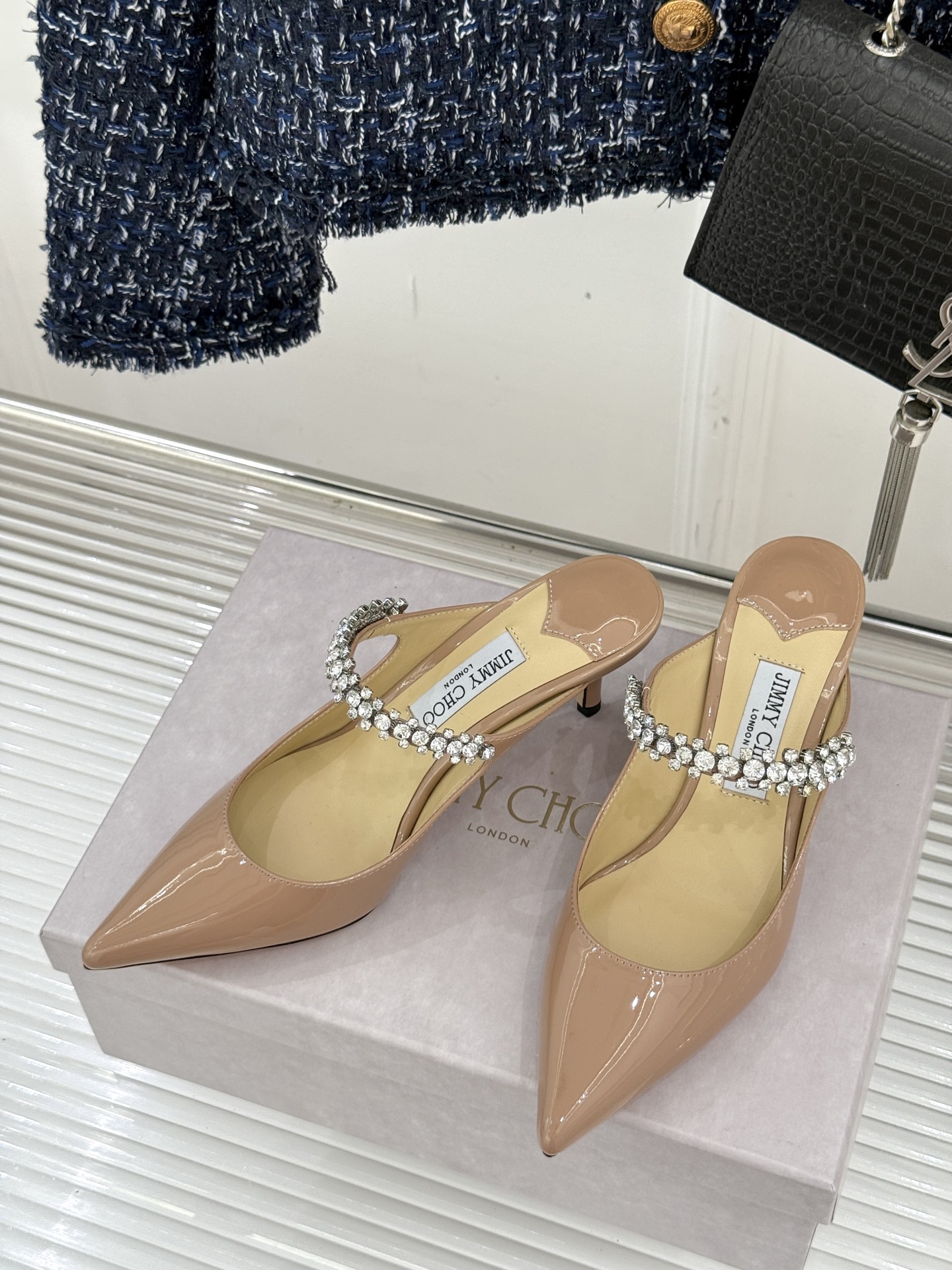 
Jimmy Choo/吉米周经典钻石链条
尖头高跟拖鞋
超绝的水晶鞋 美到移不开视线
鞋型做的非常秀气