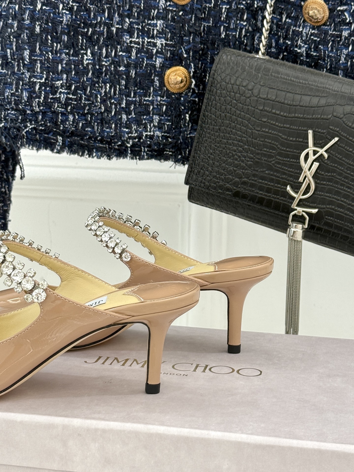 
Jimmy Choo/吉米周经典钻石链条
尖头高跟拖鞋
超绝的水晶鞋 美到移不开视线
鞋型做的非常秀气