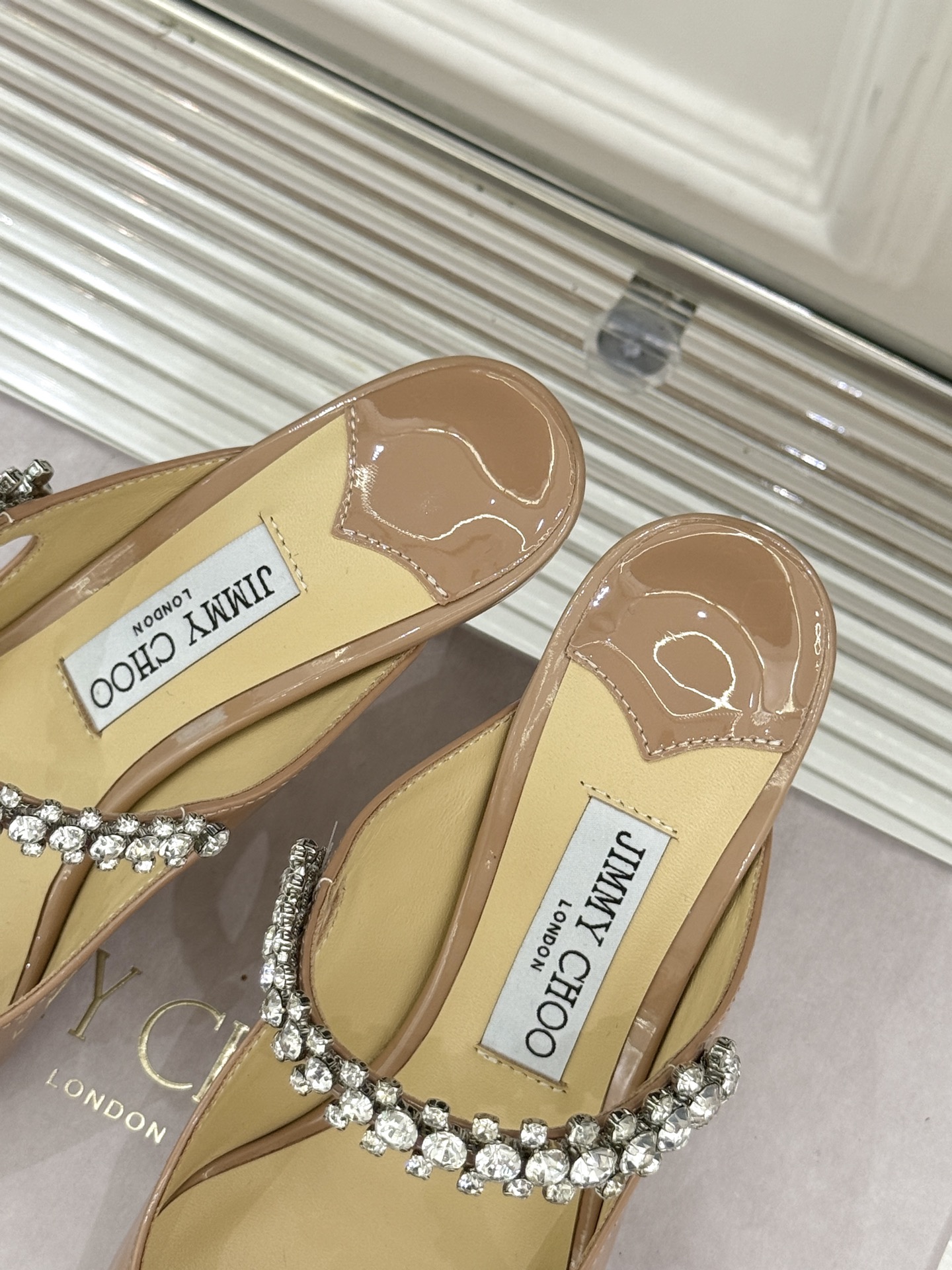 
Jimmy Choo/吉米周经典钻石链条
尖头高跟拖鞋
超绝的水晶鞋 美到移不开视线
鞋型做的非常秀气