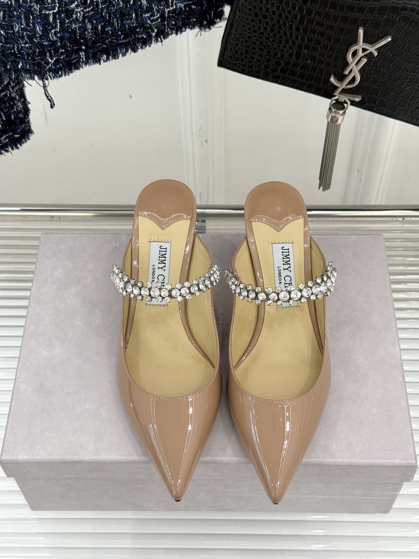 
Jimmy Choo/吉米周经典钻石链条
尖头高跟拖鞋
超绝的水晶鞋 美到移不开视线
鞋型做的非常秀气