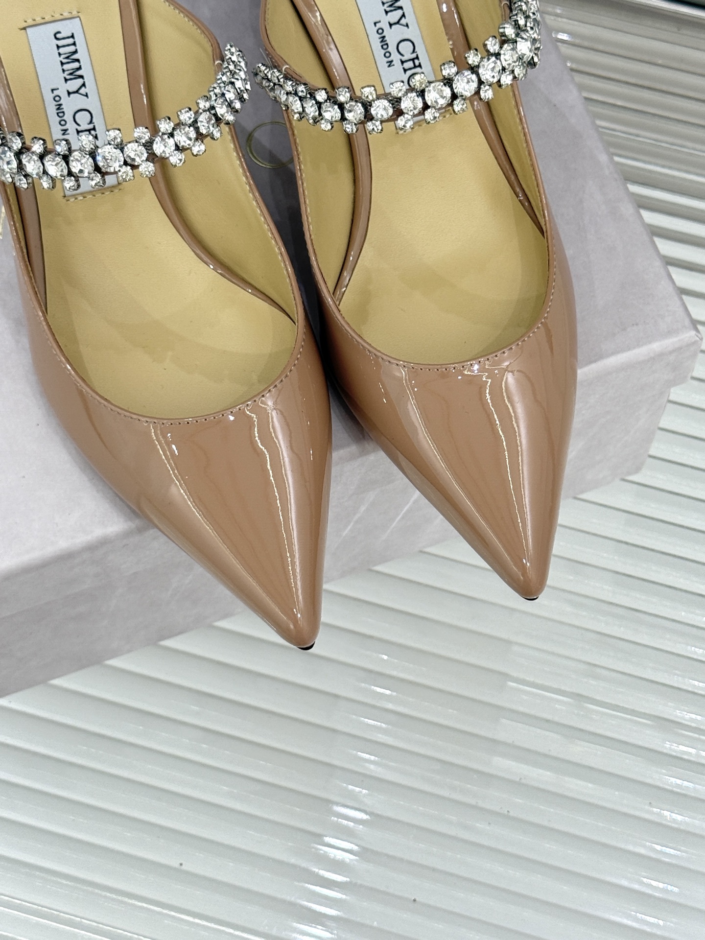 
Jimmy Choo/吉米周经典钻石链条
尖头高跟拖鞋
超绝的水晶鞋 美到移不开视线
鞋型做的非常秀气