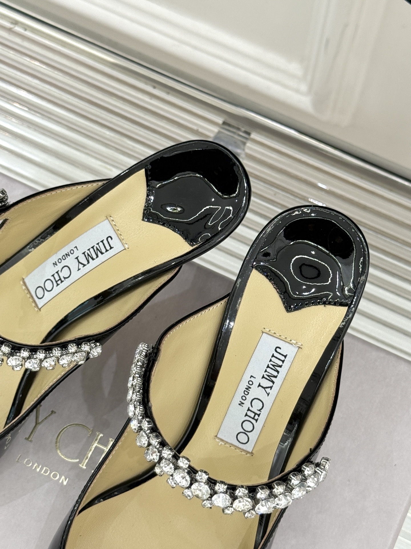 
Jimmy Choo/吉米周经典钻石链条
尖头高跟拖鞋
超绝的水晶鞋 美到移不开视线
鞋型做的非常秀气