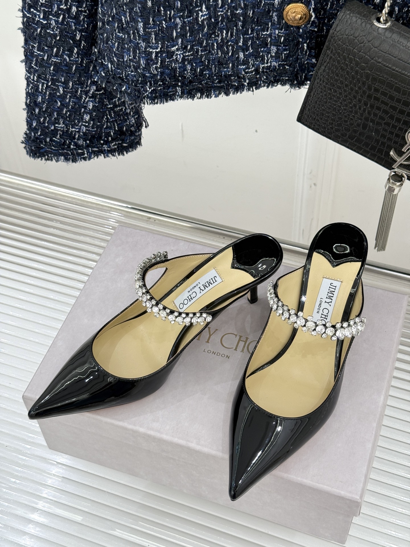 
Jimmy Choo/吉米周经典钻石链条
尖头高跟拖鞋
超绝的水晶鞋 美到移不开视线
鞋型做的非常秀气