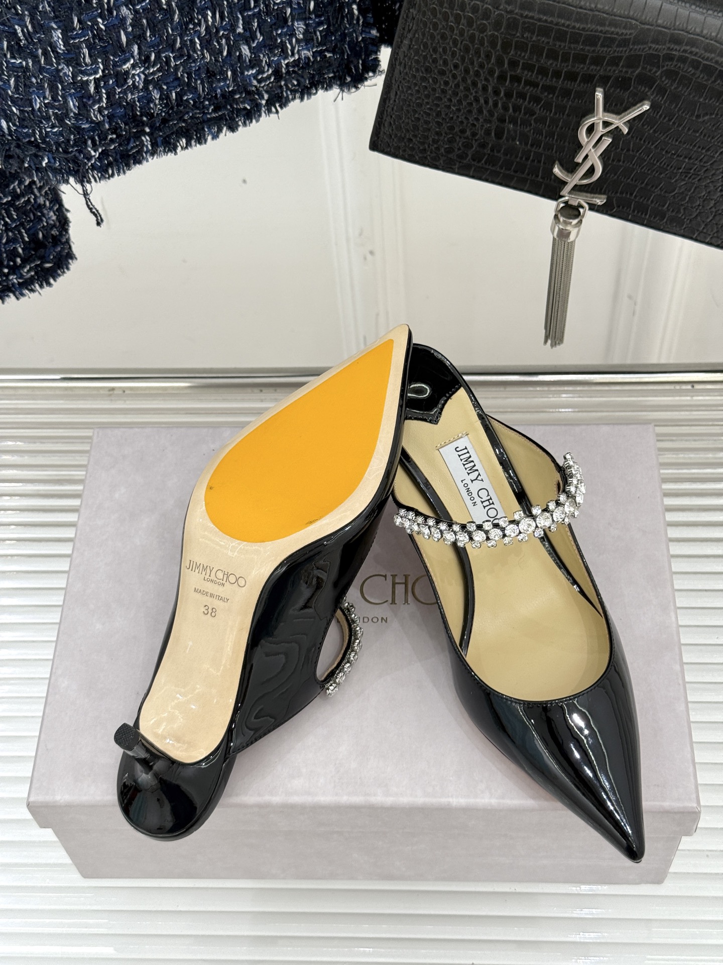 
Jimmy Choo/吉米周经典钻石链条
尖头高跟拖鞋
超绝的水晶鞋 美到移不开视线
鞋型做的非常秀气